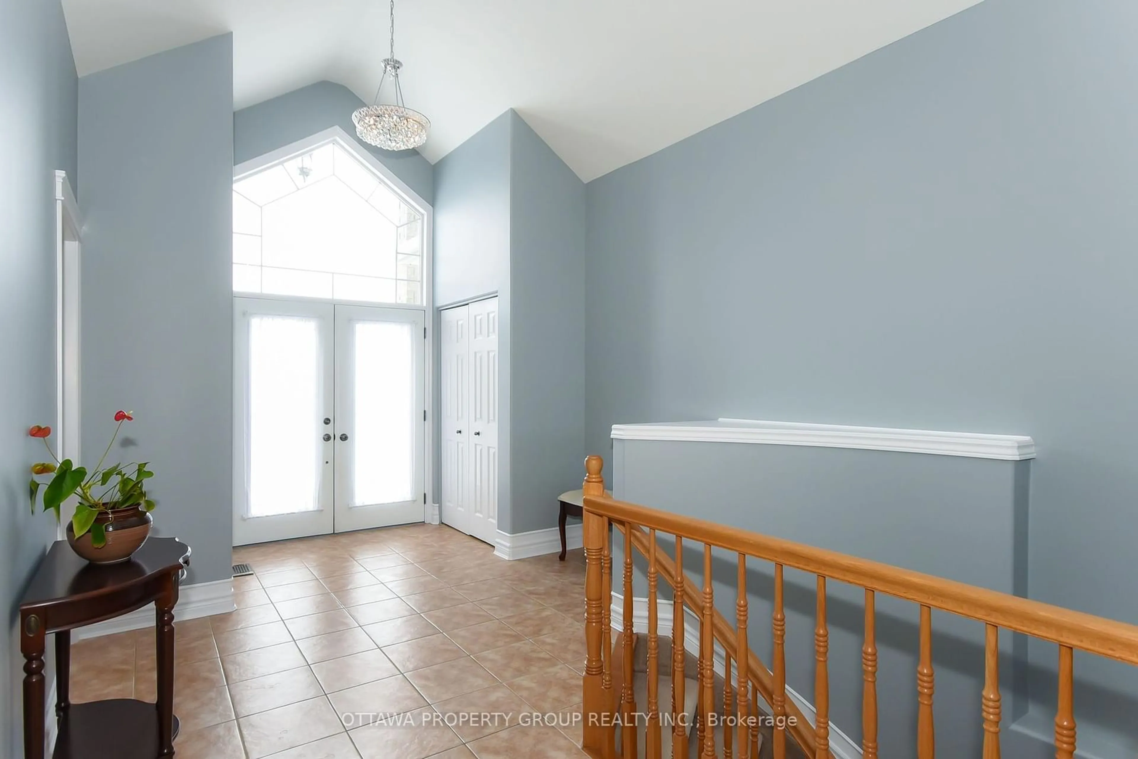 Indoor entryway for 36 de la rive Dr, Russell Ontario K0A 1W0