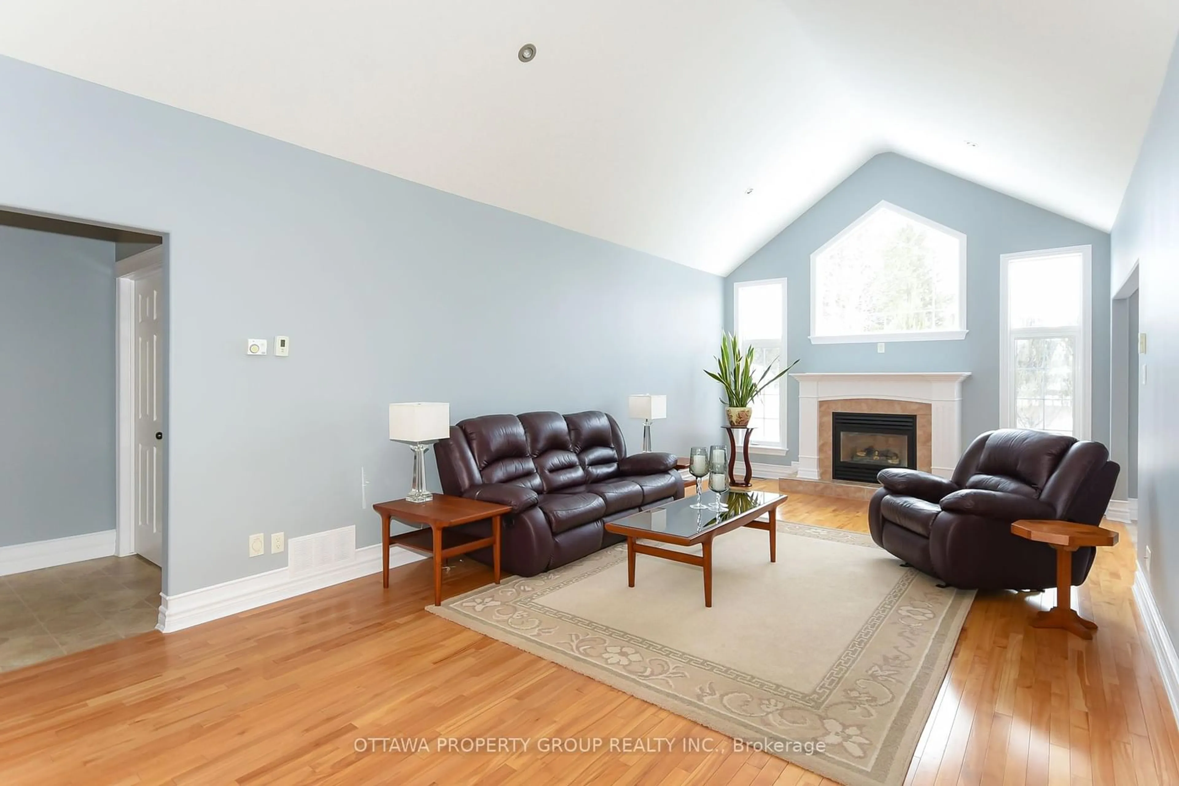 Living room with furniture, wood/laminate floor for 36 de la rive Dr, Russell Ontario K0A 1W0