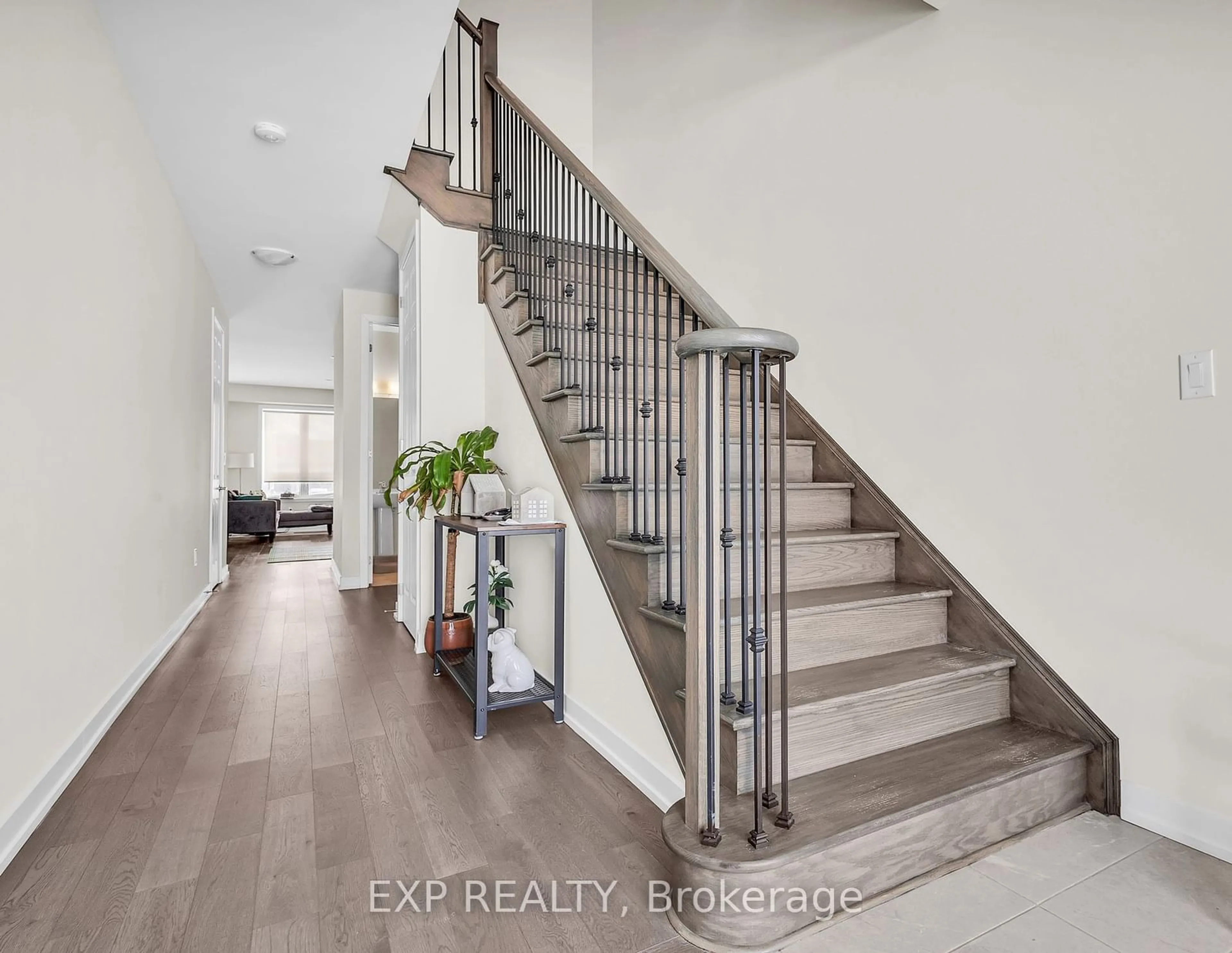 Indoor entryway for 12 Blackberry Lane, Thorold Ontario L0S 1K0