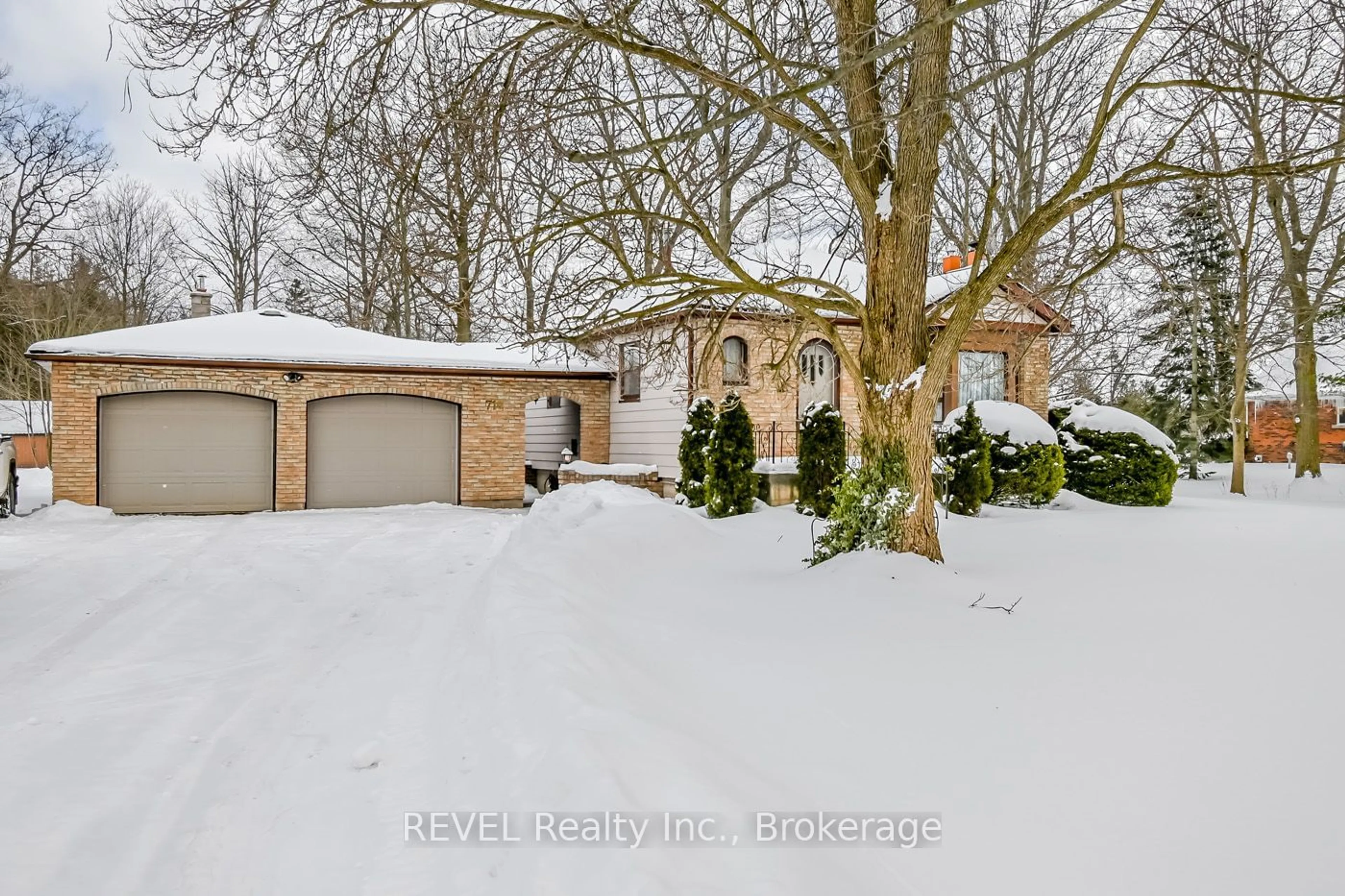 A pic from outside/outdoor area/front of a property/back of a property/a pic from drone, street for 719 Church St, Pelham Ontario L0S 1C0