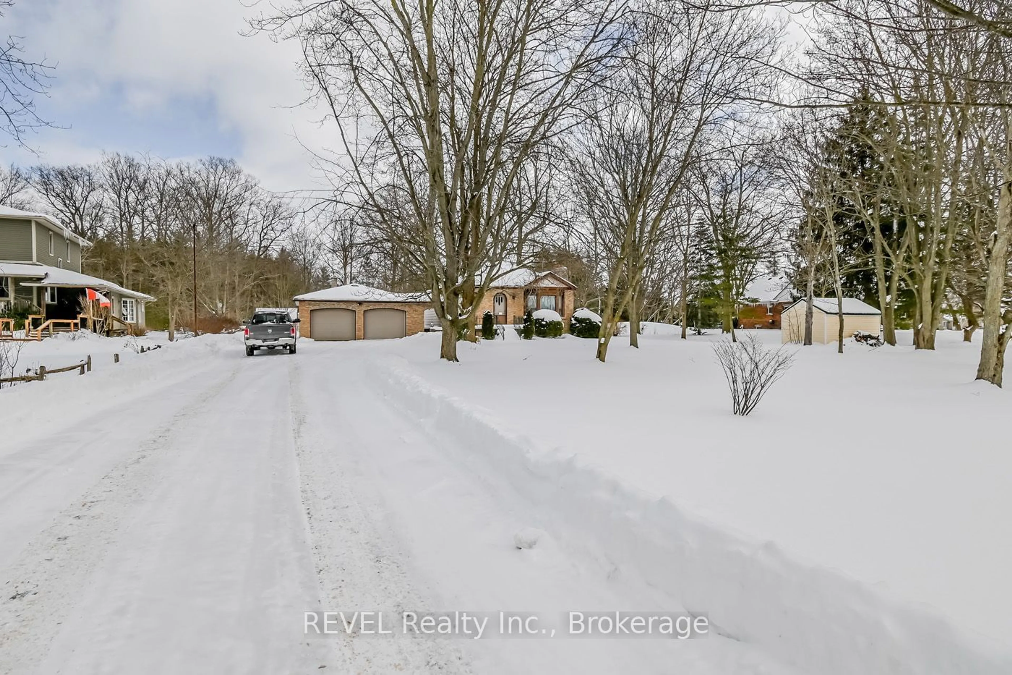 A pic from outside/outdoor area/front of a property/back of a property/a pic from drone, street for 719 Church St, Pelham Ontario L0S 1C0