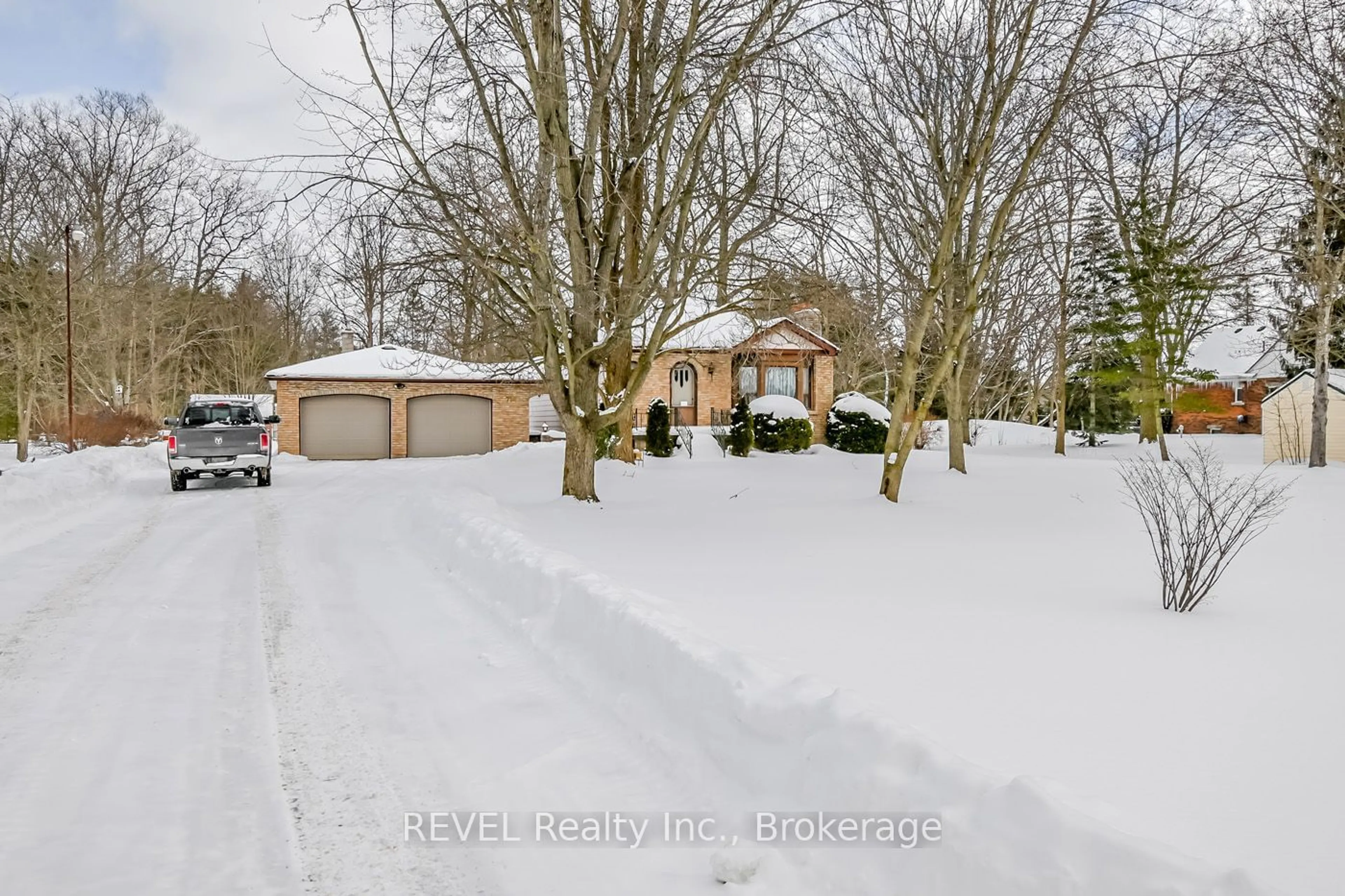 A pic from outside/outdoor area/front of a property/back of a property/a pic from drone, street for 719 Church St, Pelham Ontario L0S 1C0