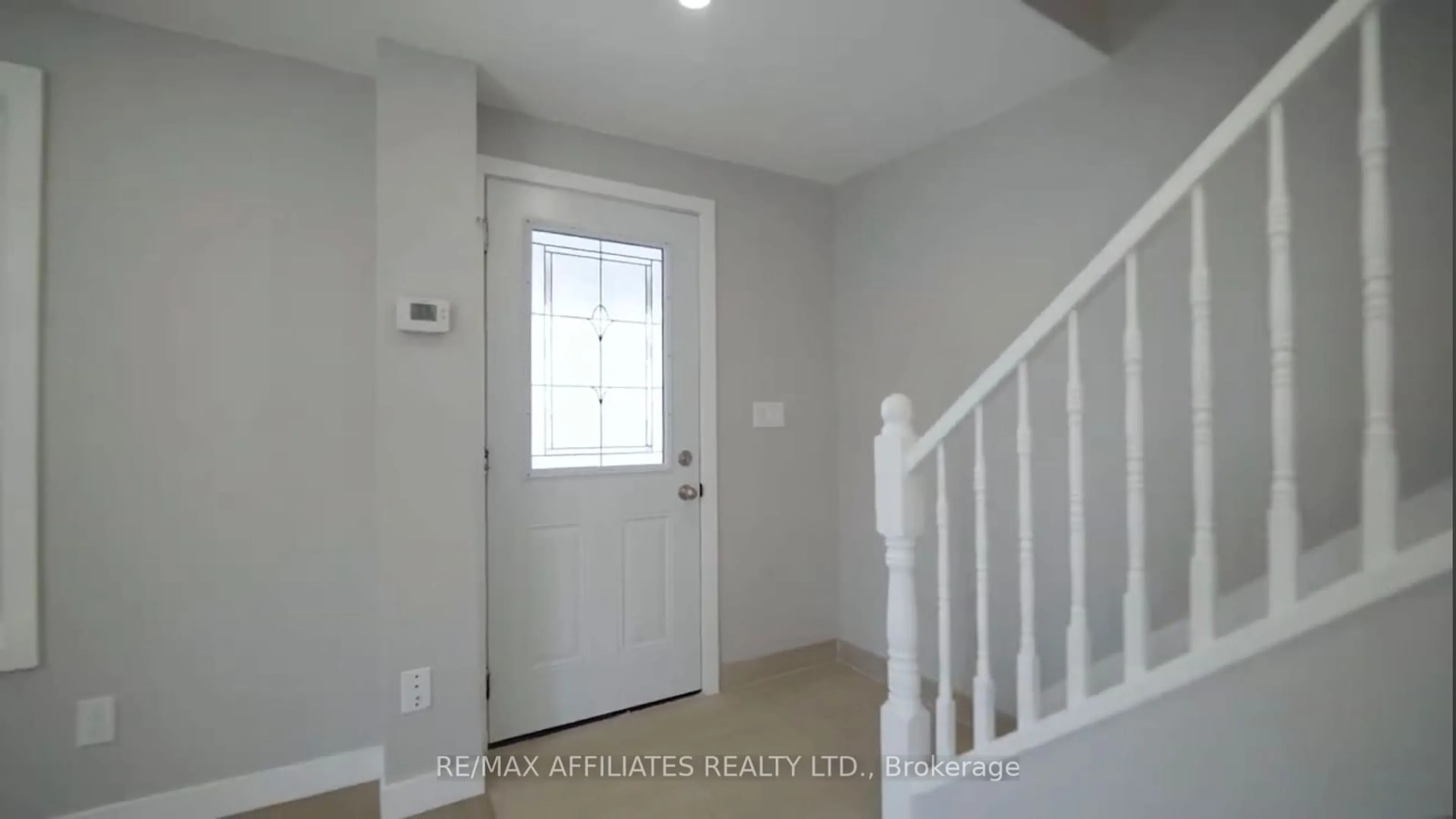 Indoor entryway for 43 ST CHARLES St, Vanier and Kingsview Park Ontario K1L 5V3