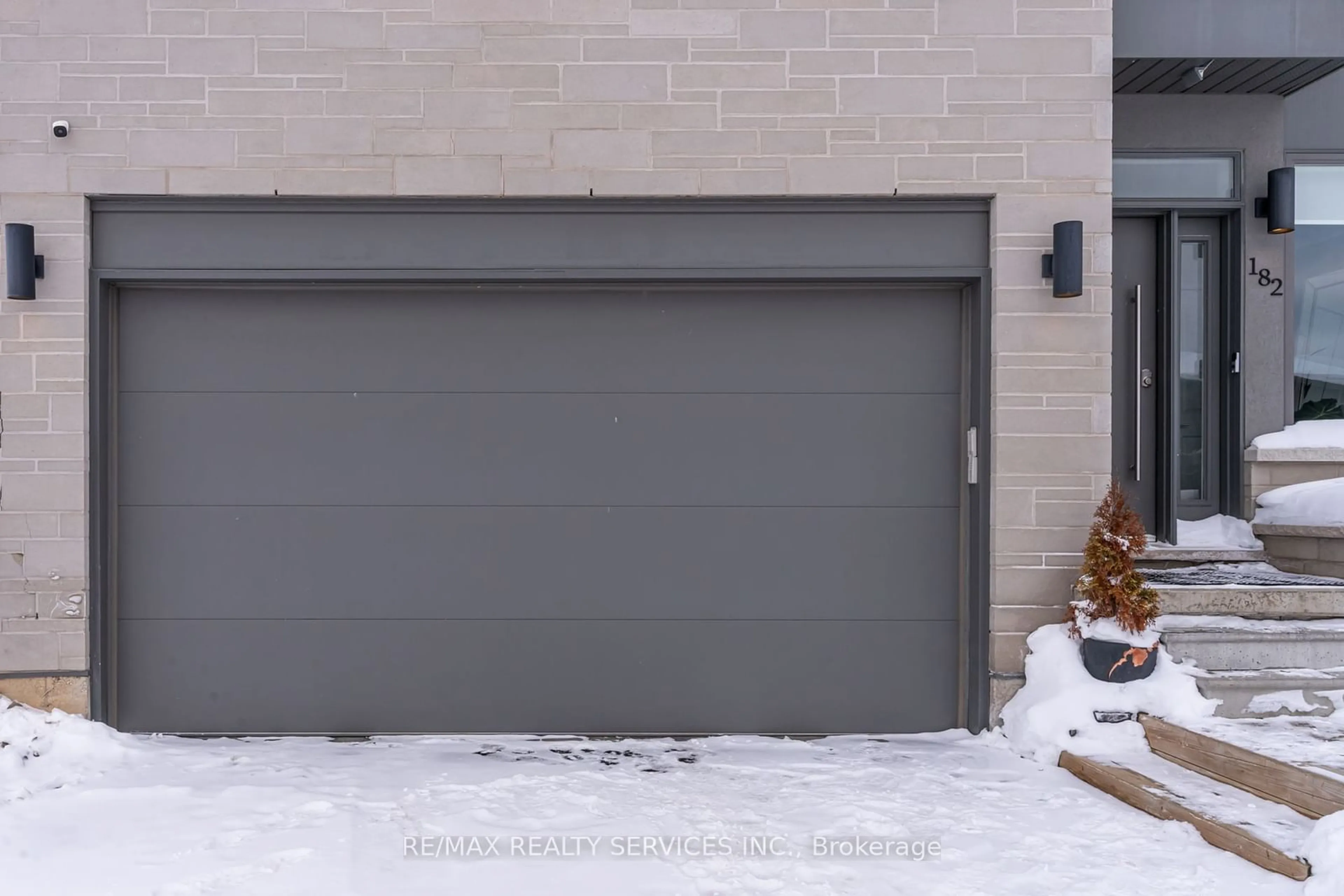 Indoor garage for 182 Klein Circ, Hamilton Ontario L9K 0K3