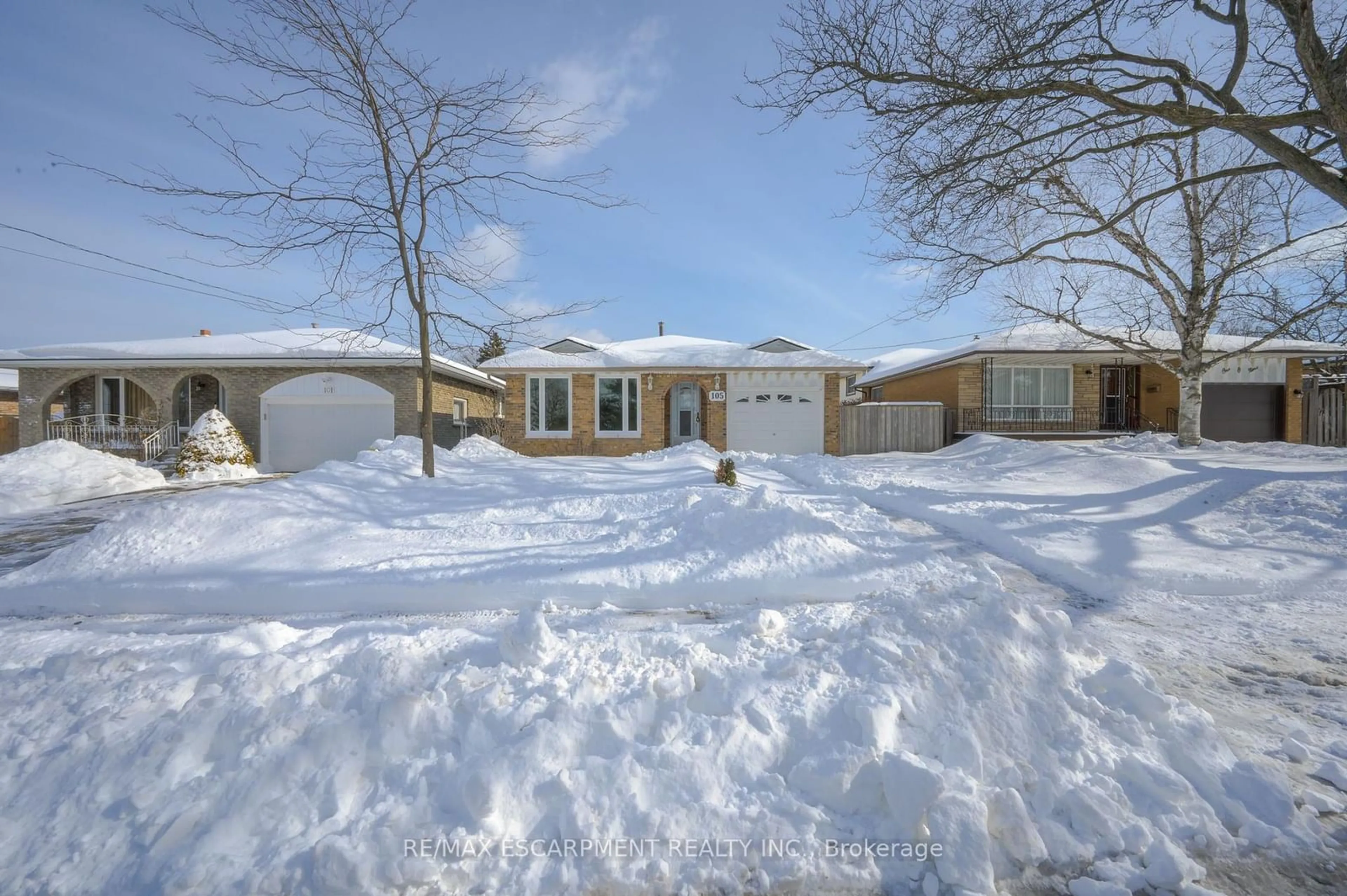 A pic from outside/outdoor area/front of a property/back of a property/a pic from drone, street for 105 Lavina Cres, Hamilton Ontario L9C 5S8