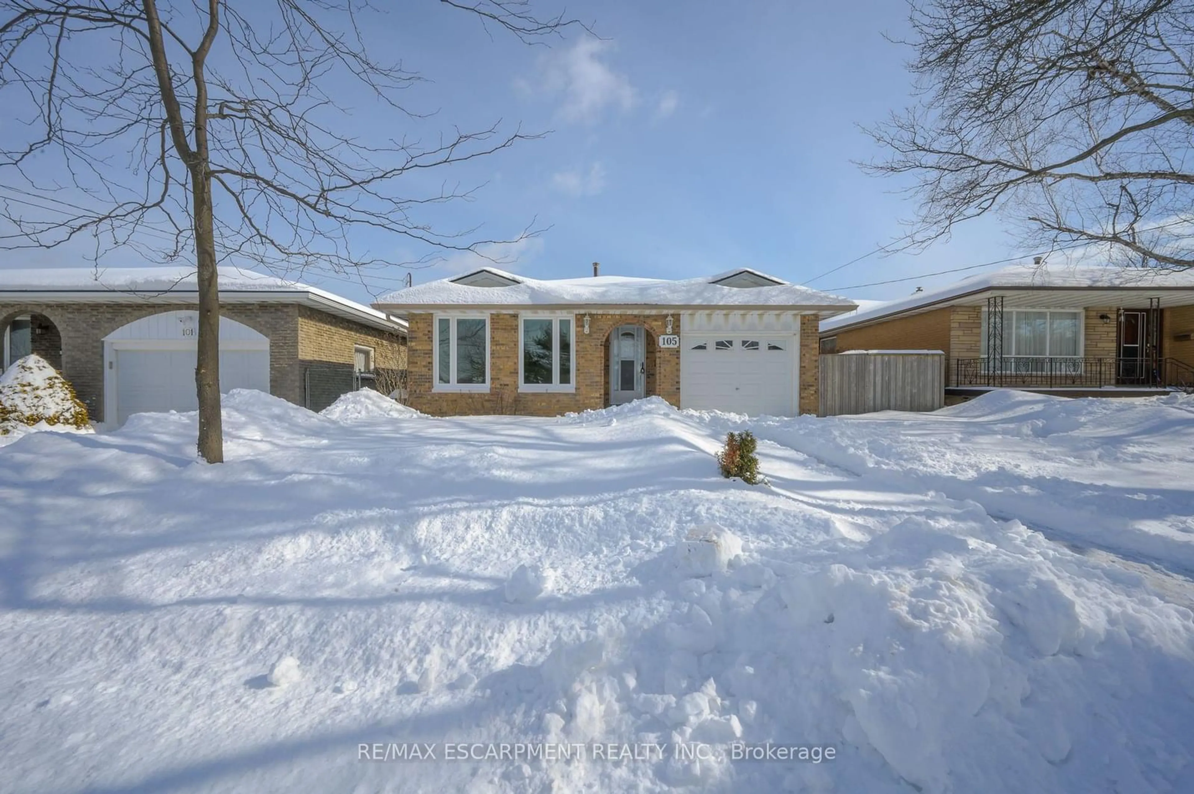 A pic from outside/outdoor area/front of a property/back of a property/a pic from drone, street for 105 Lavina Cres, Hamilton Ontario L9C 5S8