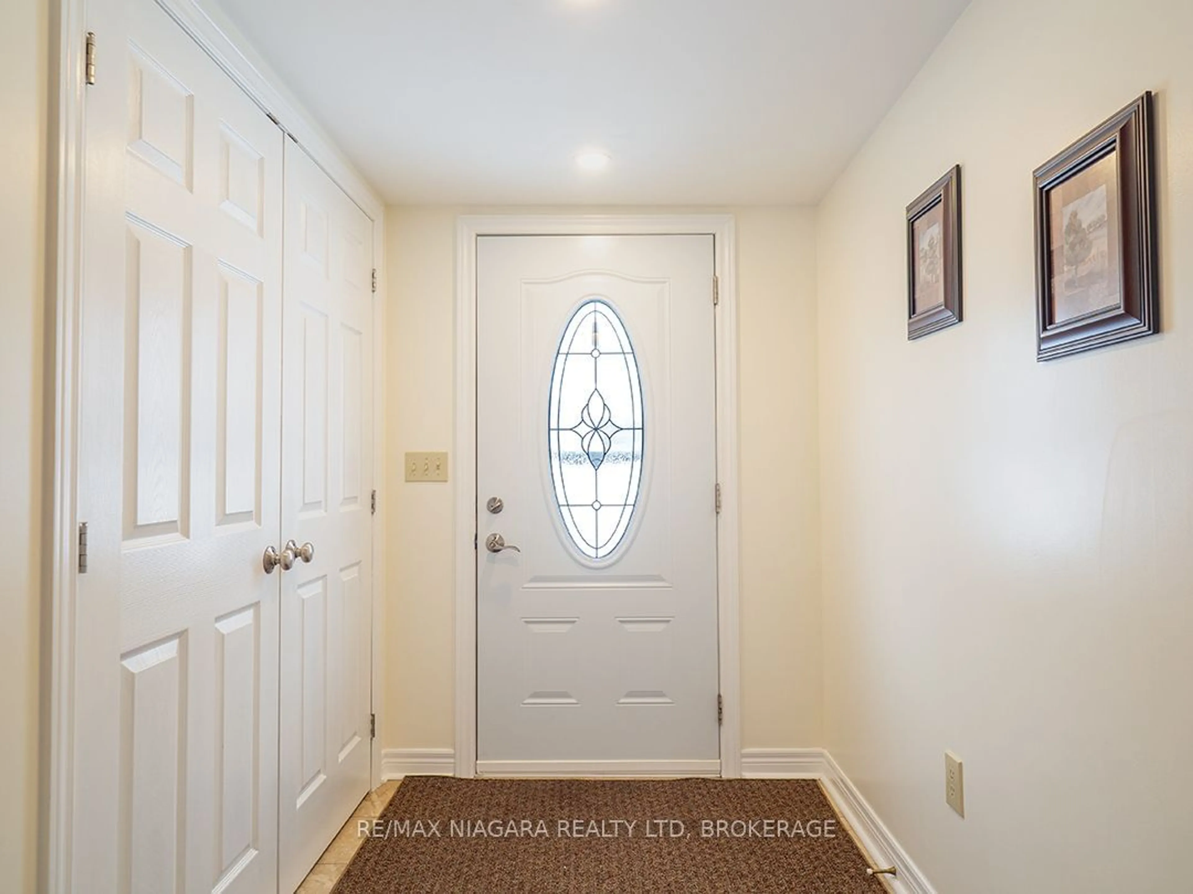 Indoor entryway for 3331 Brookfield Rd, Port Colborne Ontario L3K 5V5