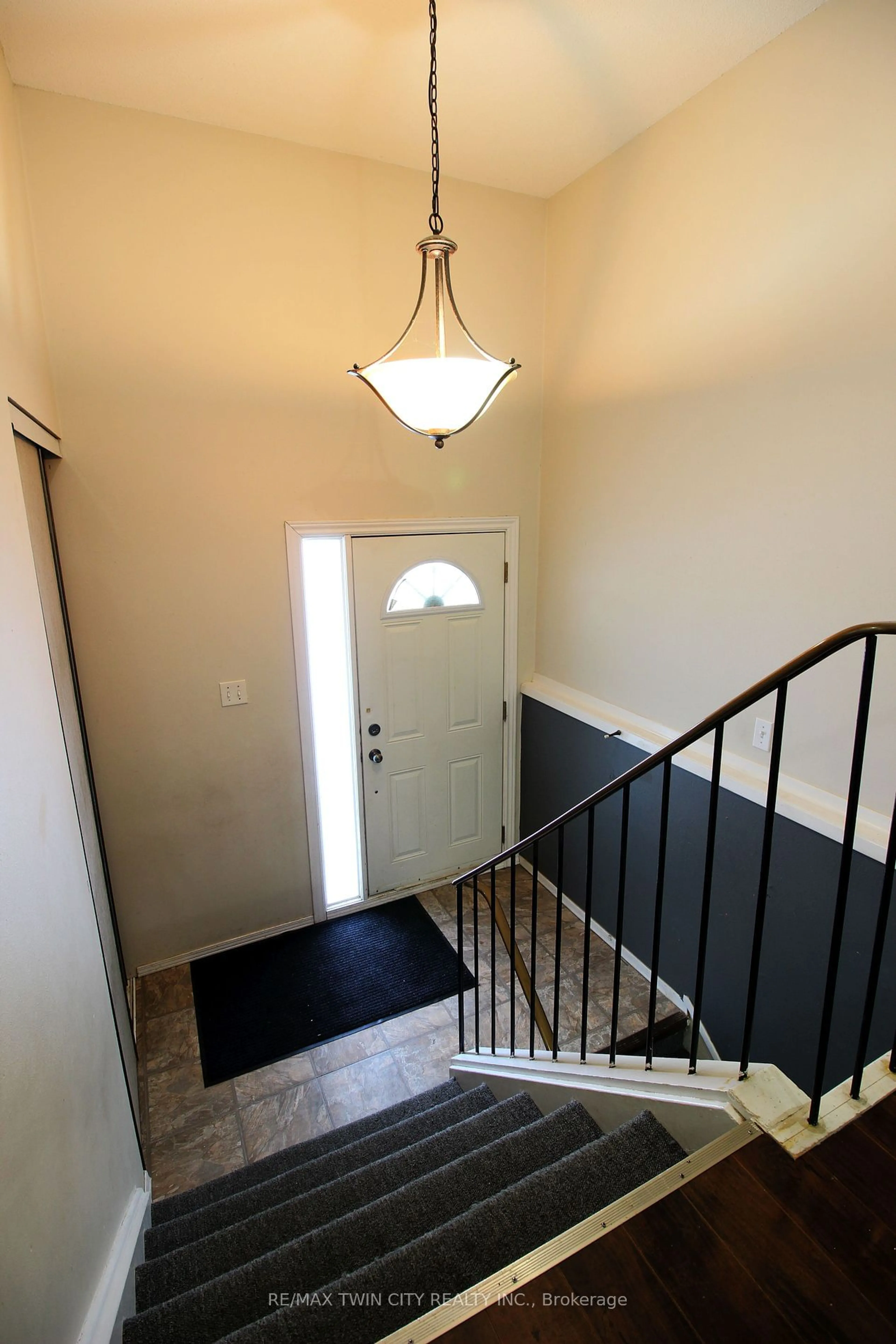 Indoor entryway for 299D Bluevale St #10, Waterloo Ontario N2J 4H6