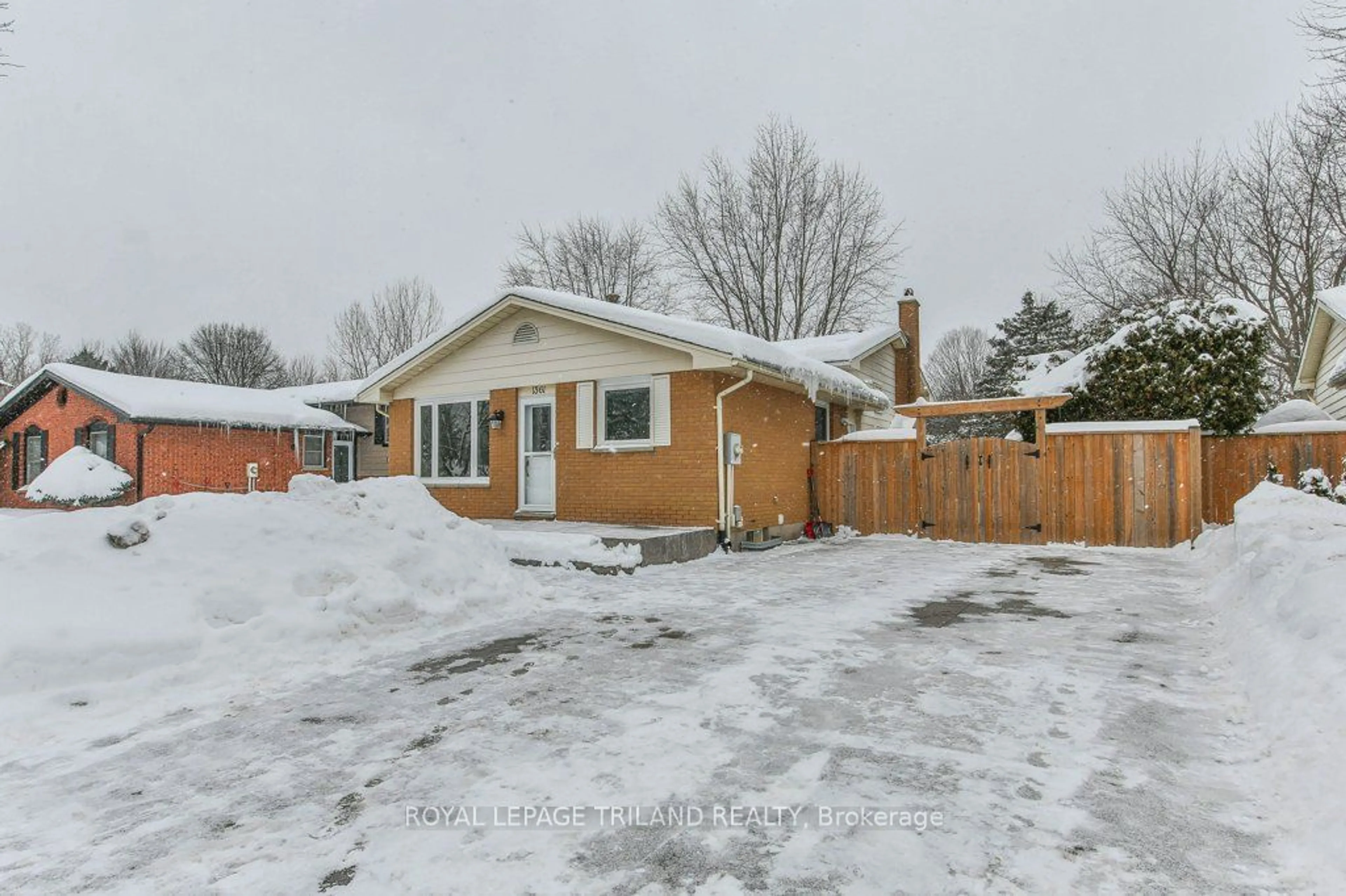 A pic from outside/outdoor area/front of a property/back of a property/a pic from drone, street for 1361 ALDERSBROOK Rd, London Ontario N6G 3J1