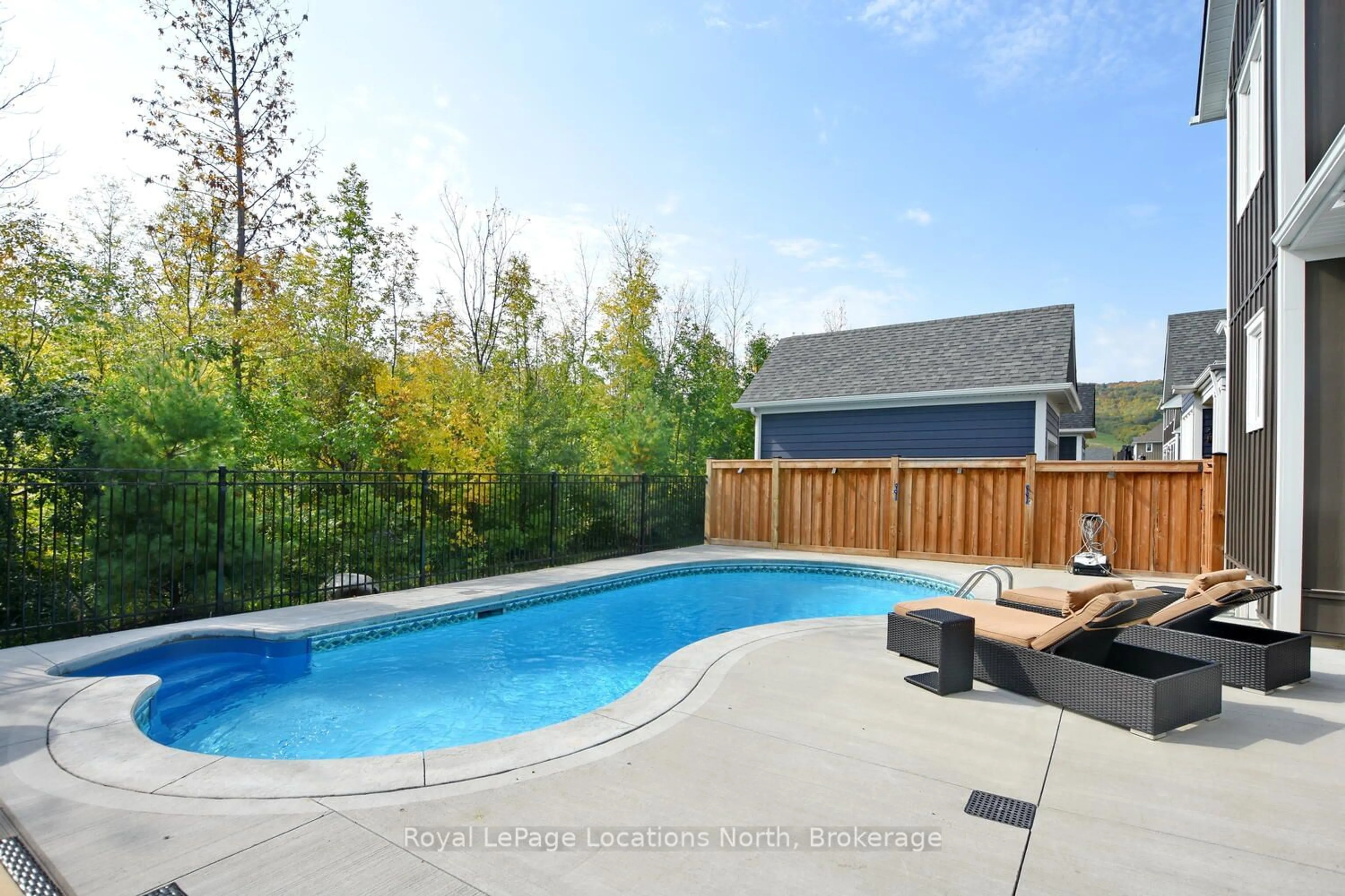 Pool for 122 YELLOW BIRCH Cres, Blue Mountains Ontario L9Y 0Y5