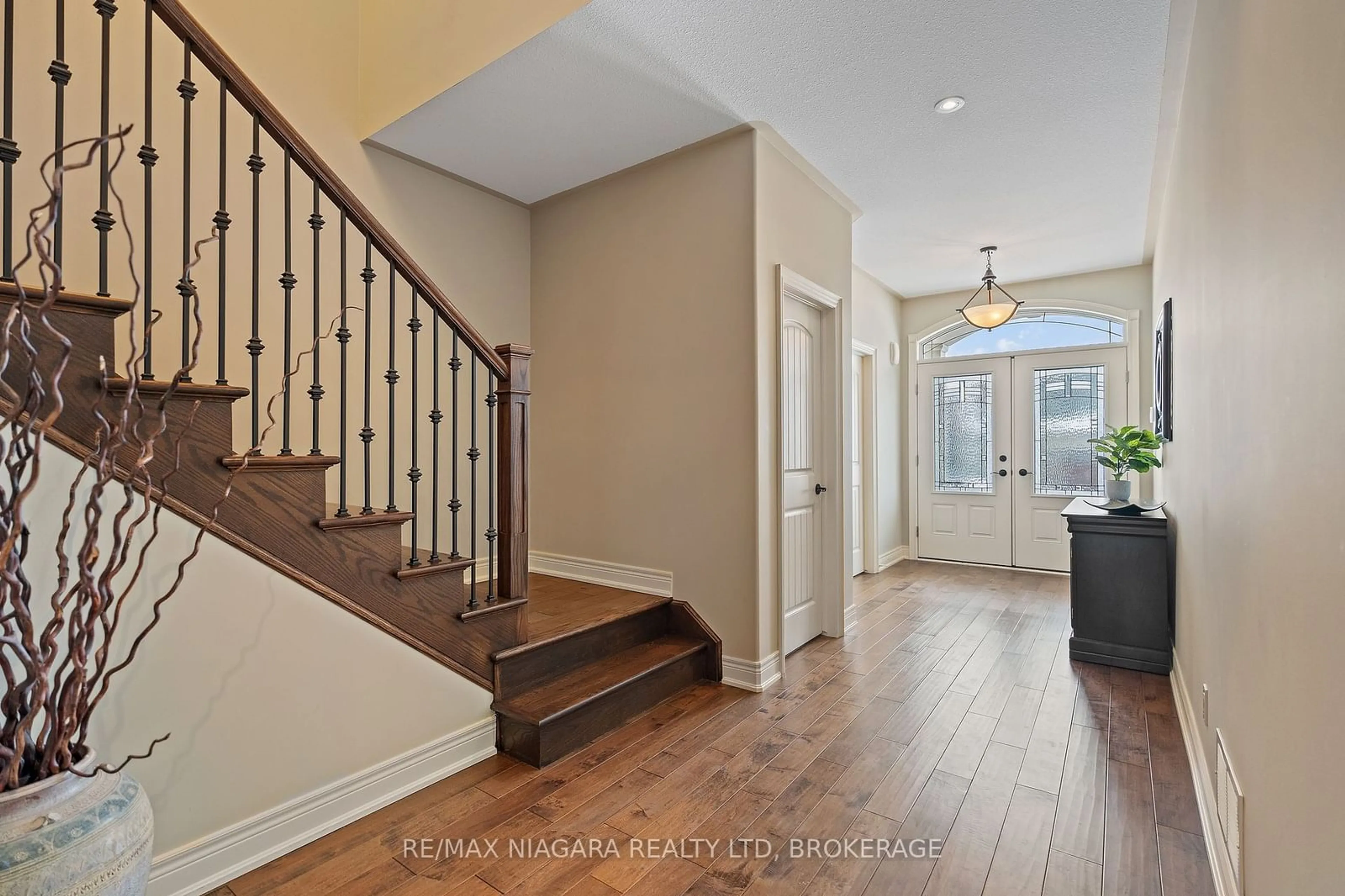 Indoor entryway for 69 MacKenzie King Ave, St. Catharines Ontario L2R 7K6