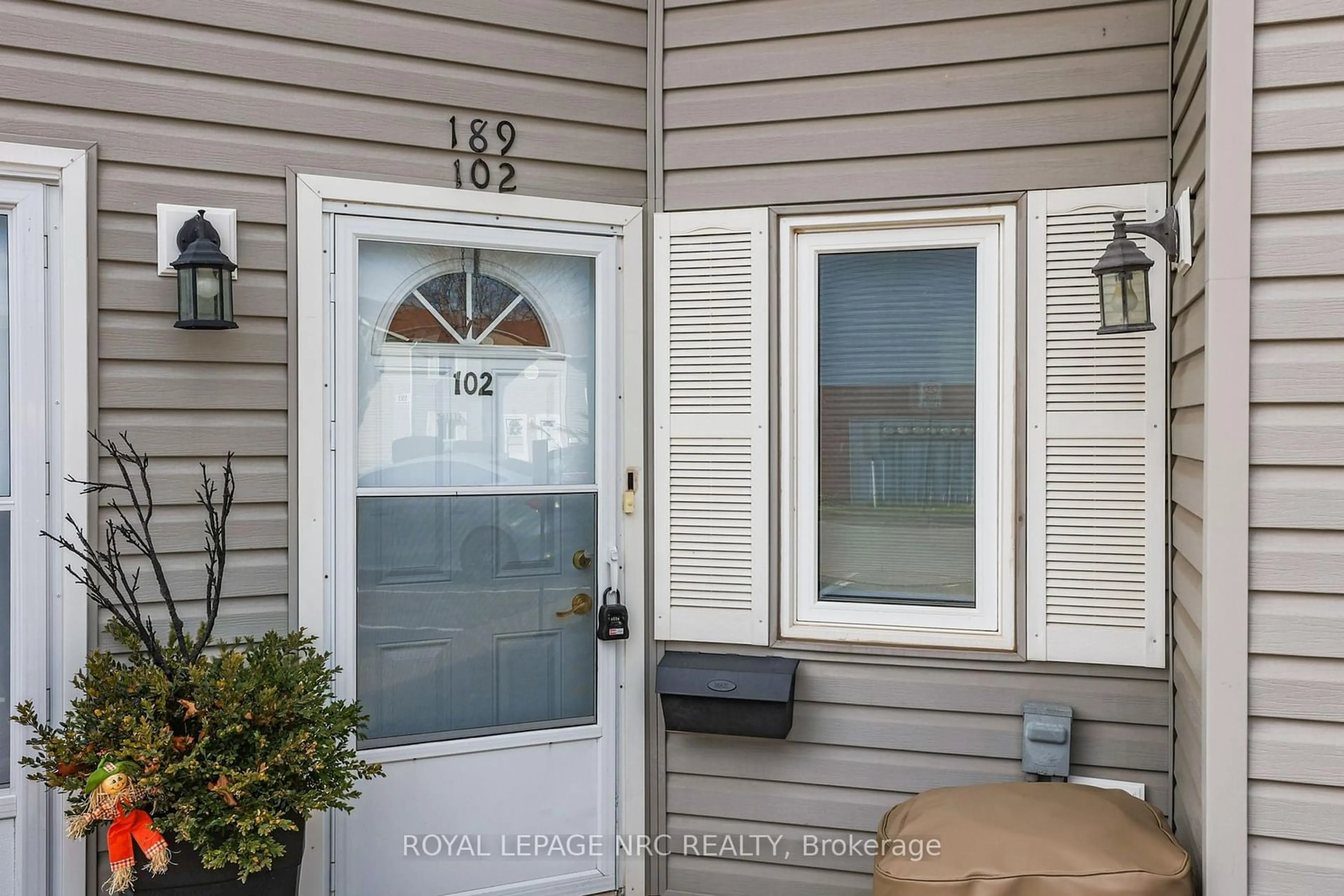 Indoor entryway for 189 Dorchester Blvd #102, St. Catharines Ontario L2M 7V8