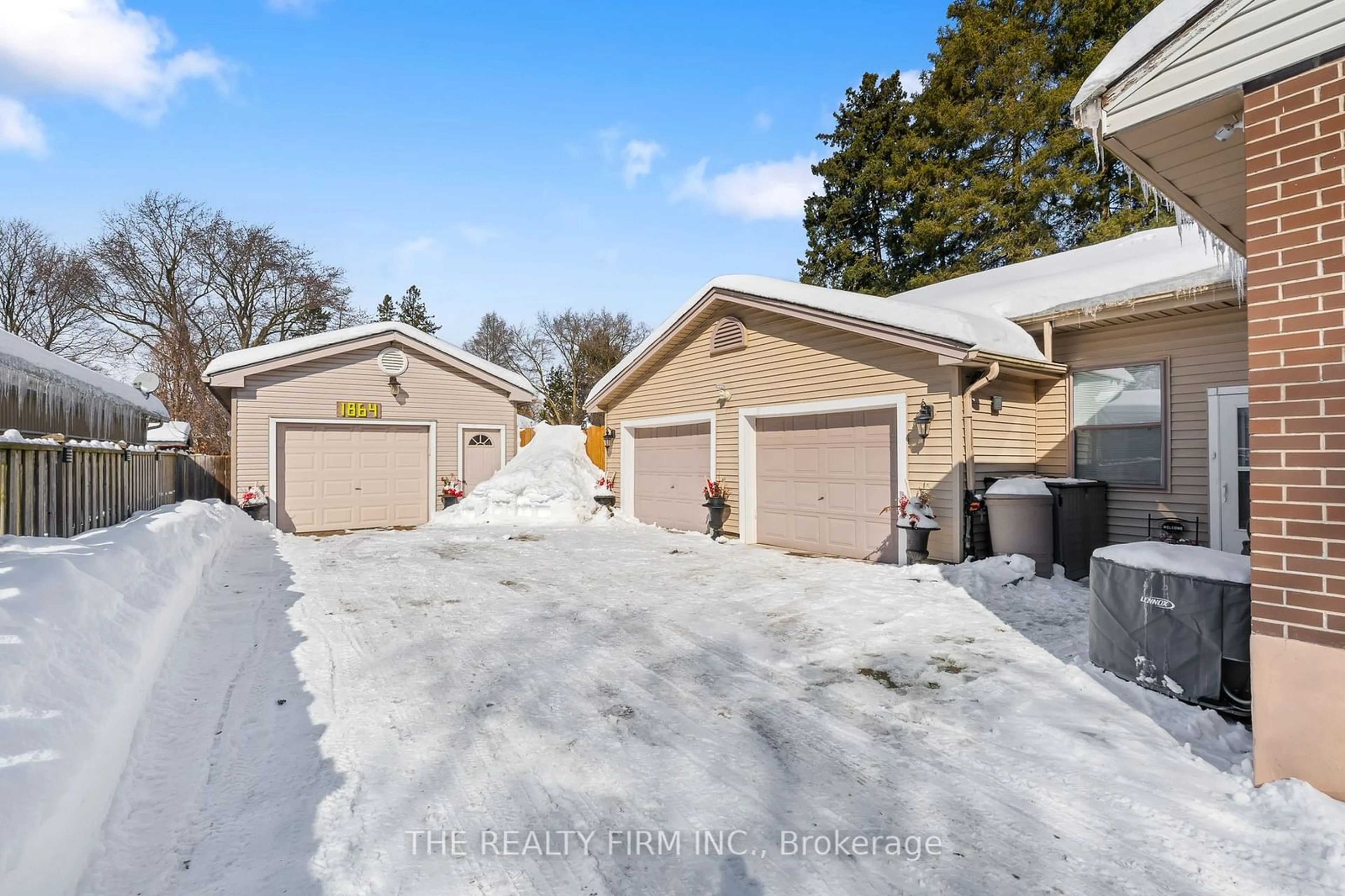 A pic from outside/outdoor area/front of a property/back of a property/a pic from drone, street for 1864 Parkhurst Ave, London Ontario N5V 2C3