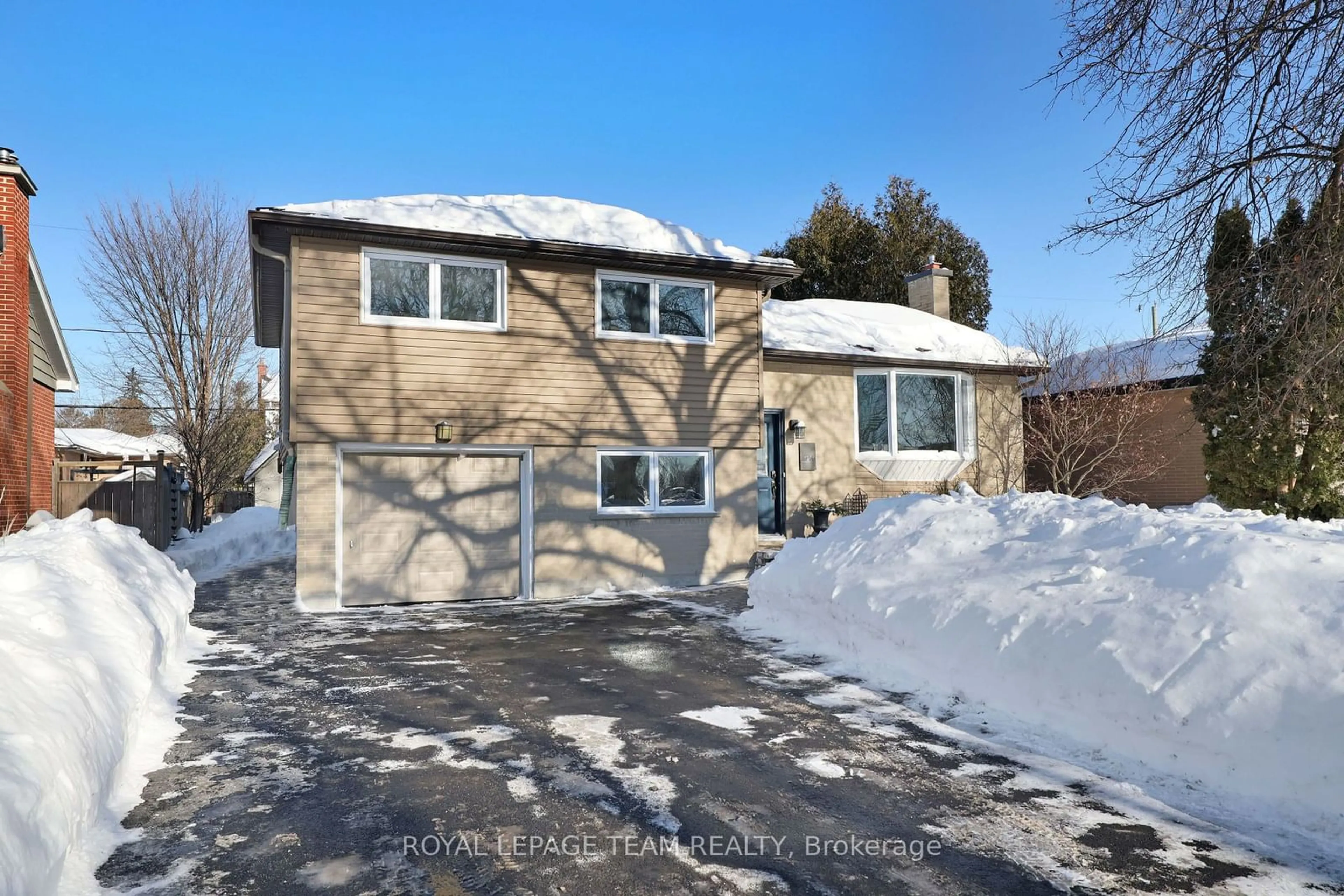 A pic from outside/outdoor area/front of a property/back of a property/a pic from drone, street for 1231 Agincourt Rd, Belair Park - Copeland Park and Area Ontario K2C 2J3