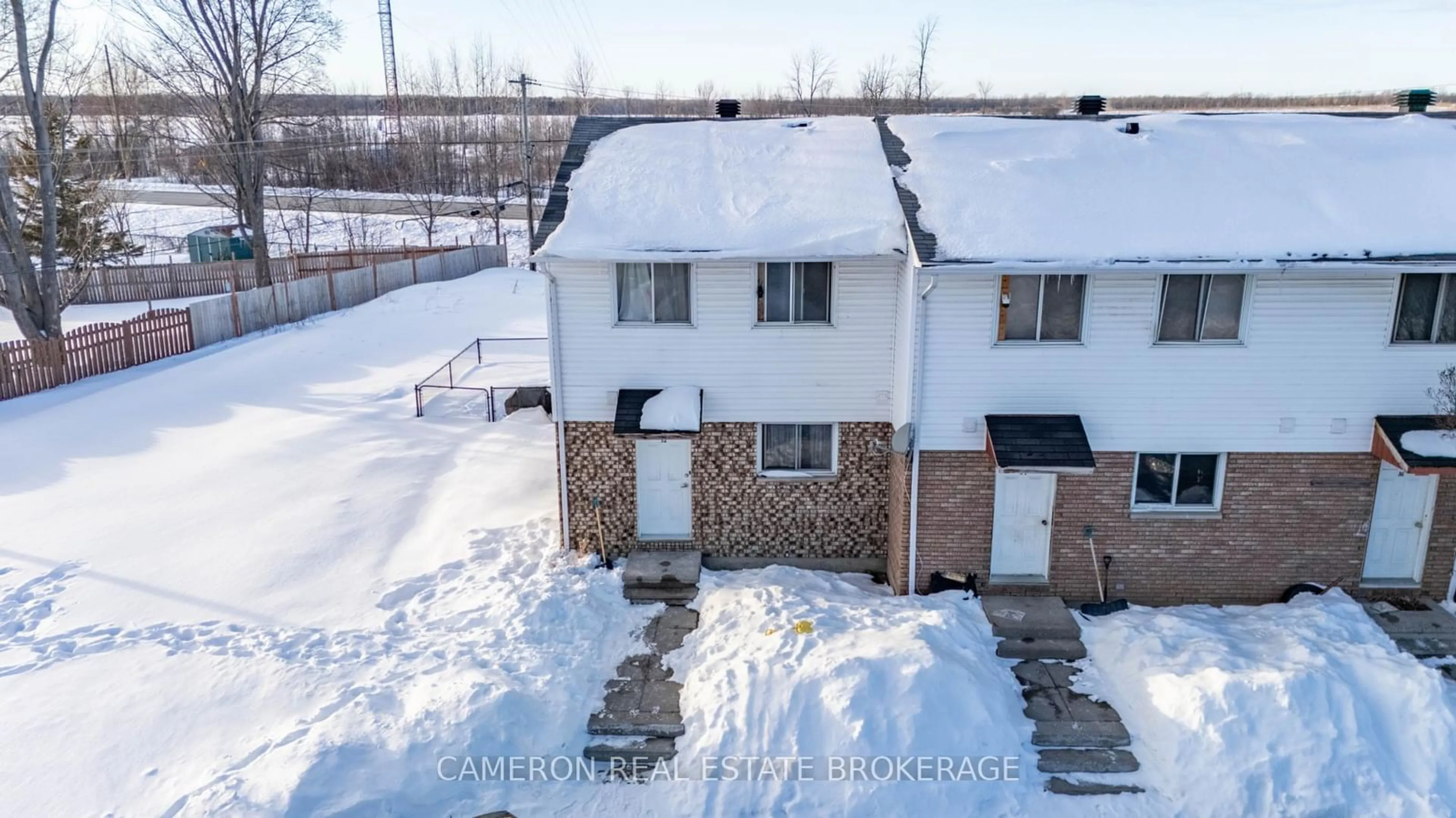 A pic from outside/outdoor area/front of a property/back of a property/a pic from drone, unknown for 32 Carraway Cres, South Dundas Ontario K0C 1X0