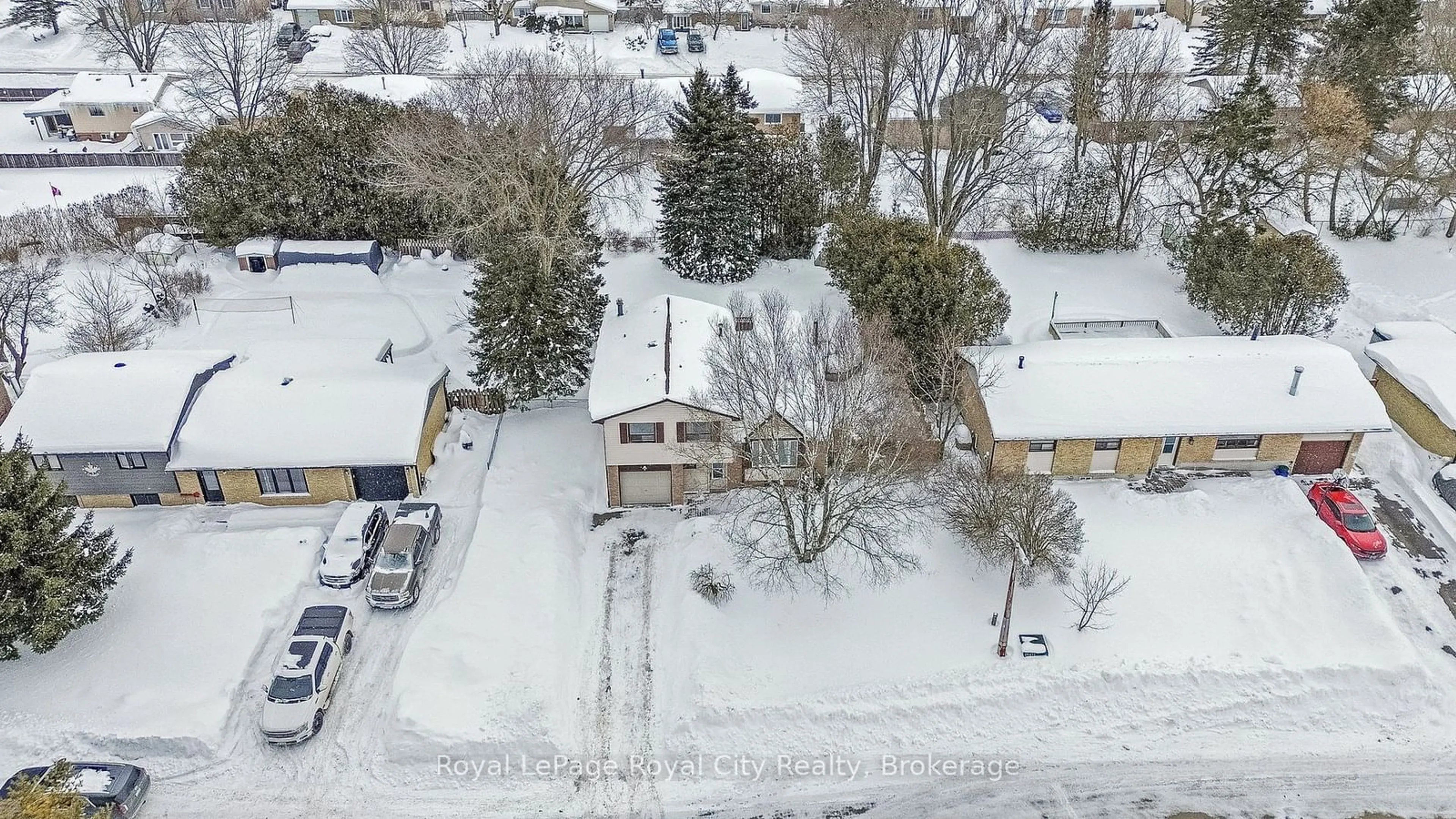 A pic from outside/outdoor area/front of a property/back of a property/a pic from drone, street for 46 Douglas Cres, Erin Ontario N0B 1Z0