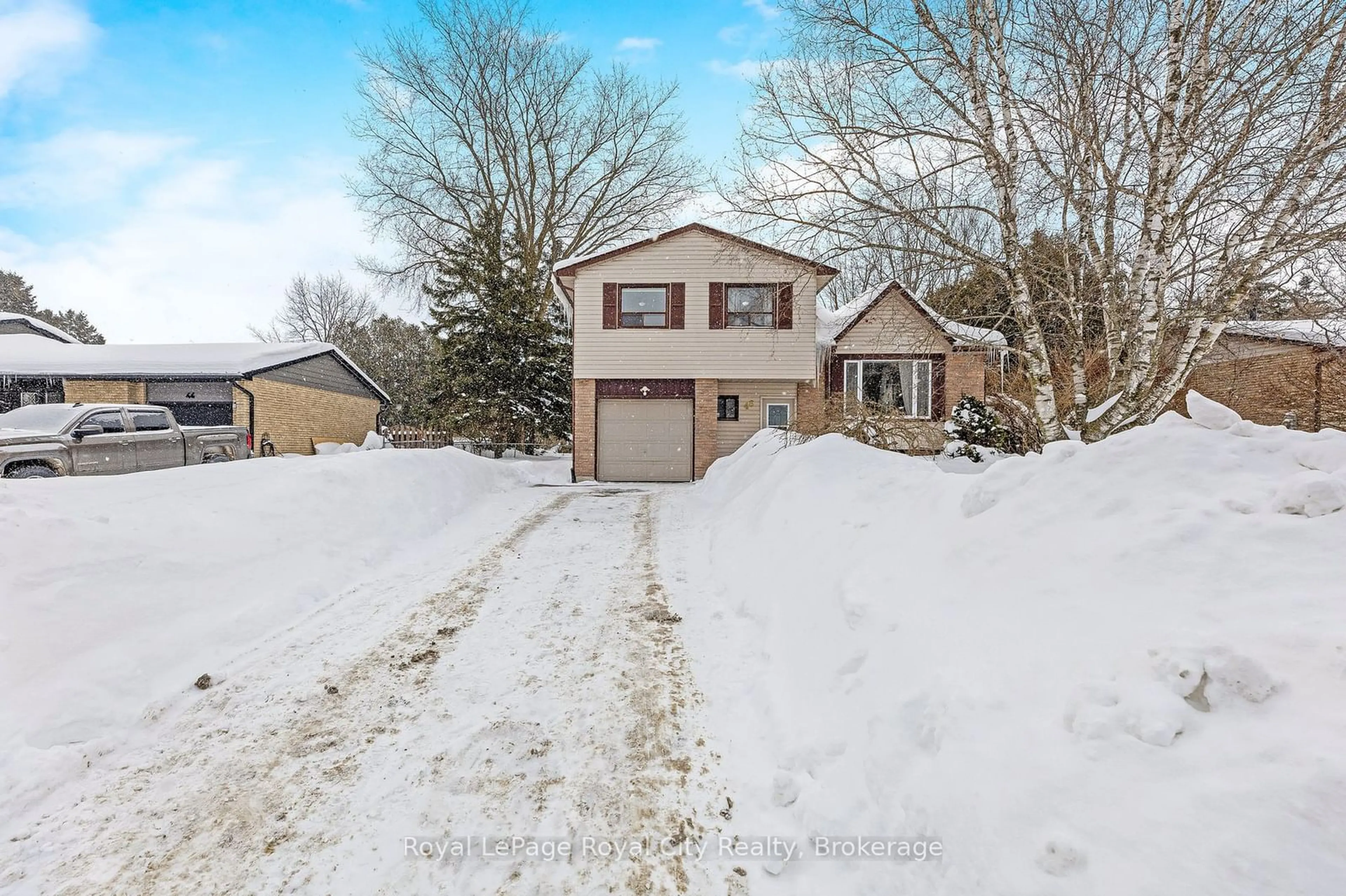 A pic from outside/outdoor area/front of a property/back of a property/a pic from drone, street for 46 Douglas Cres, Erin Ontario N0B 1Z0