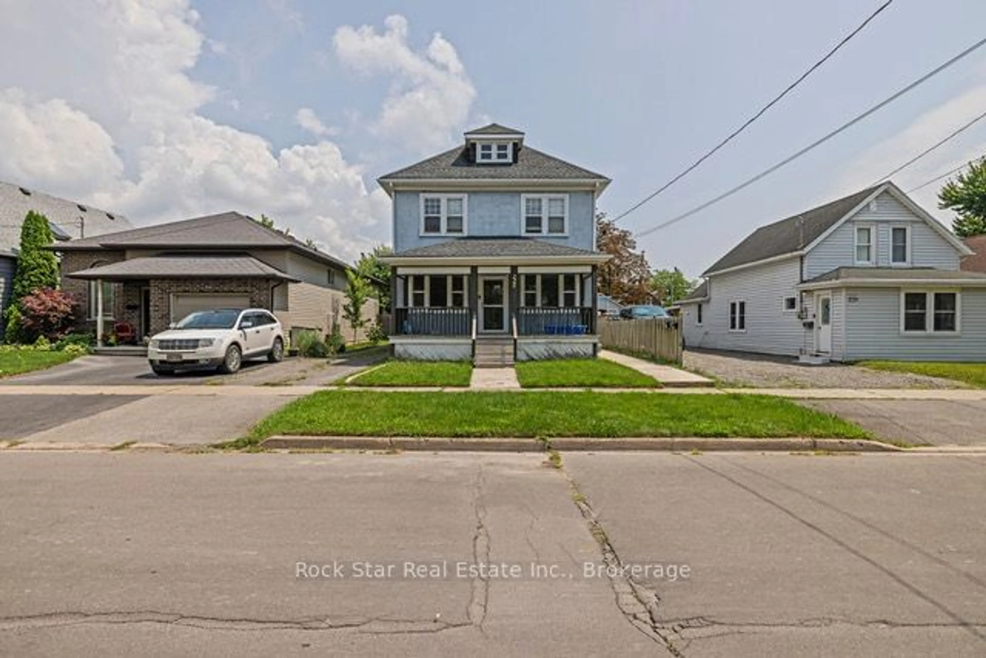 A pic from outside/outdoor area/front of a property/back of a property/a pic from drone, street for 225 Chaffey St, Welland Ontario L3B 2Y7