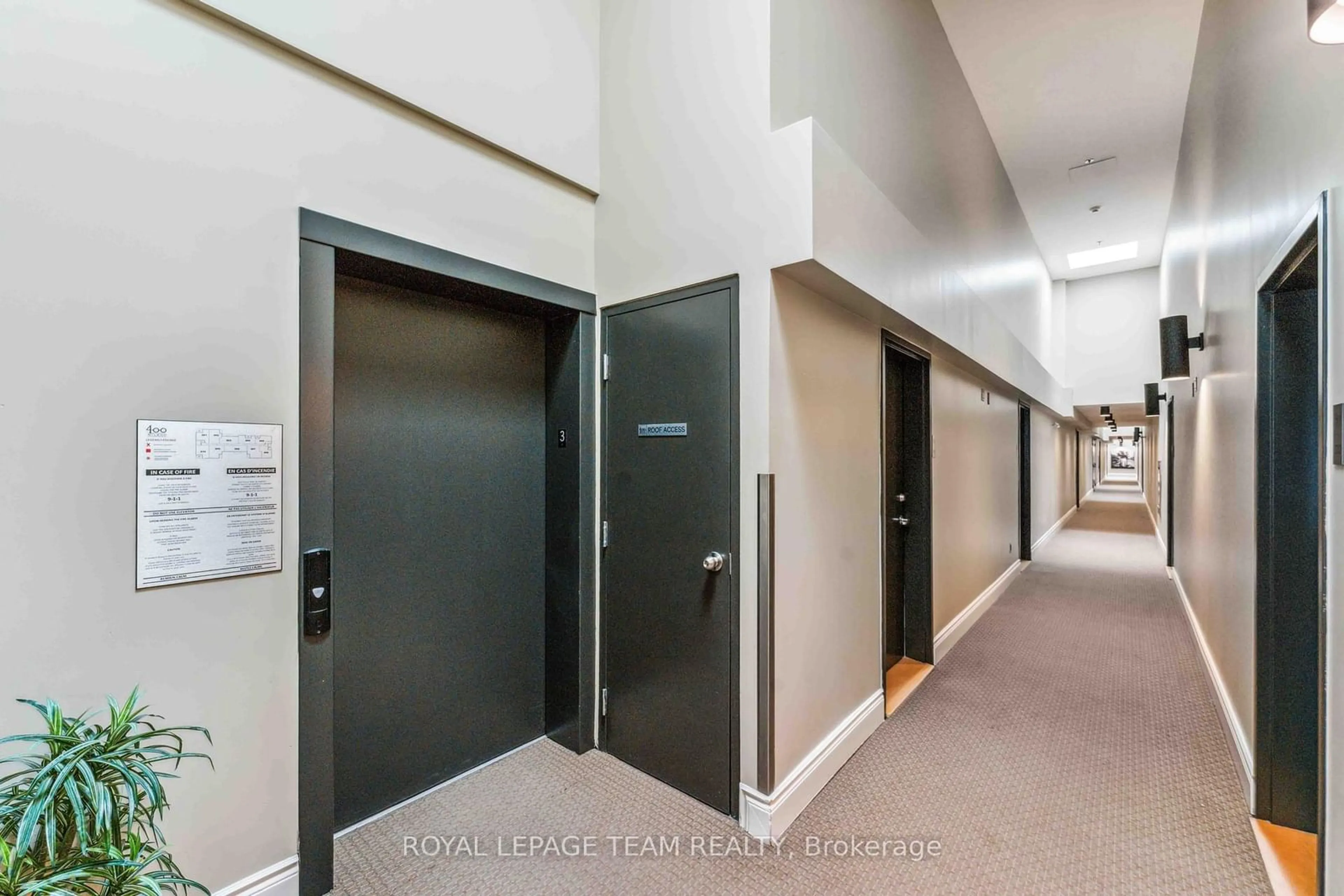 Indoor foyer for 400 McLeod St #302, Ottawa Centre Ontario K2P 1A6