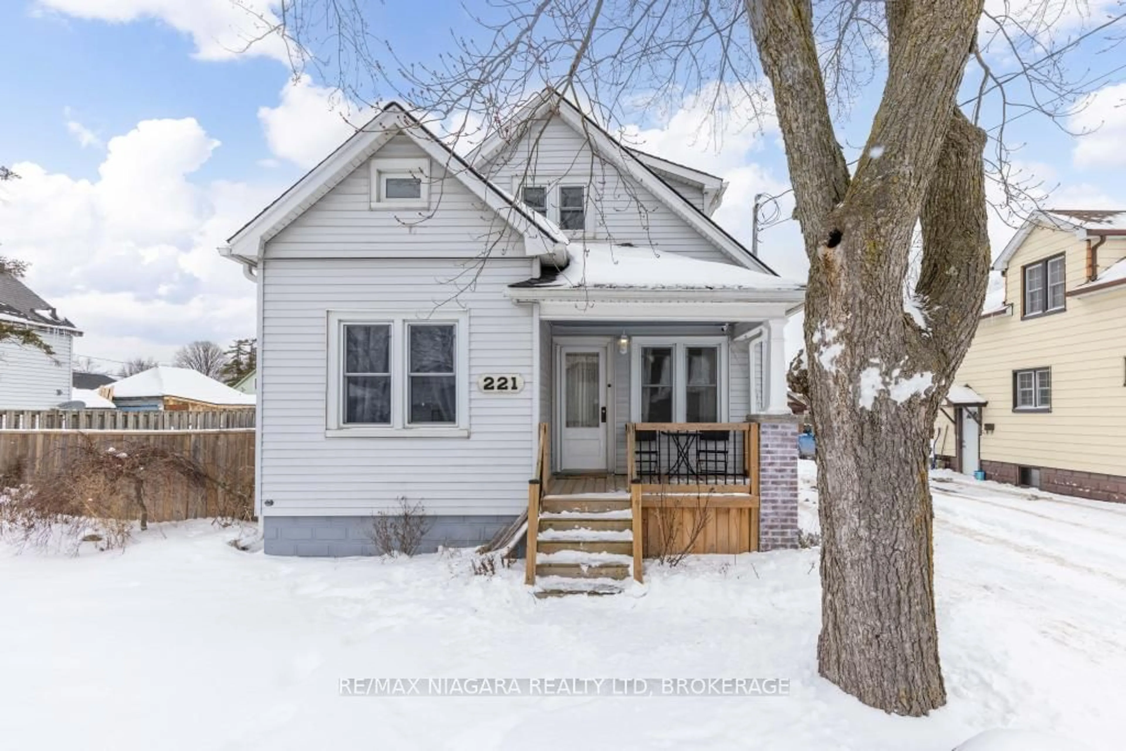 Home with vinyl exterior material, street for 221 Wright St, Welland Ontario L3B 2K4