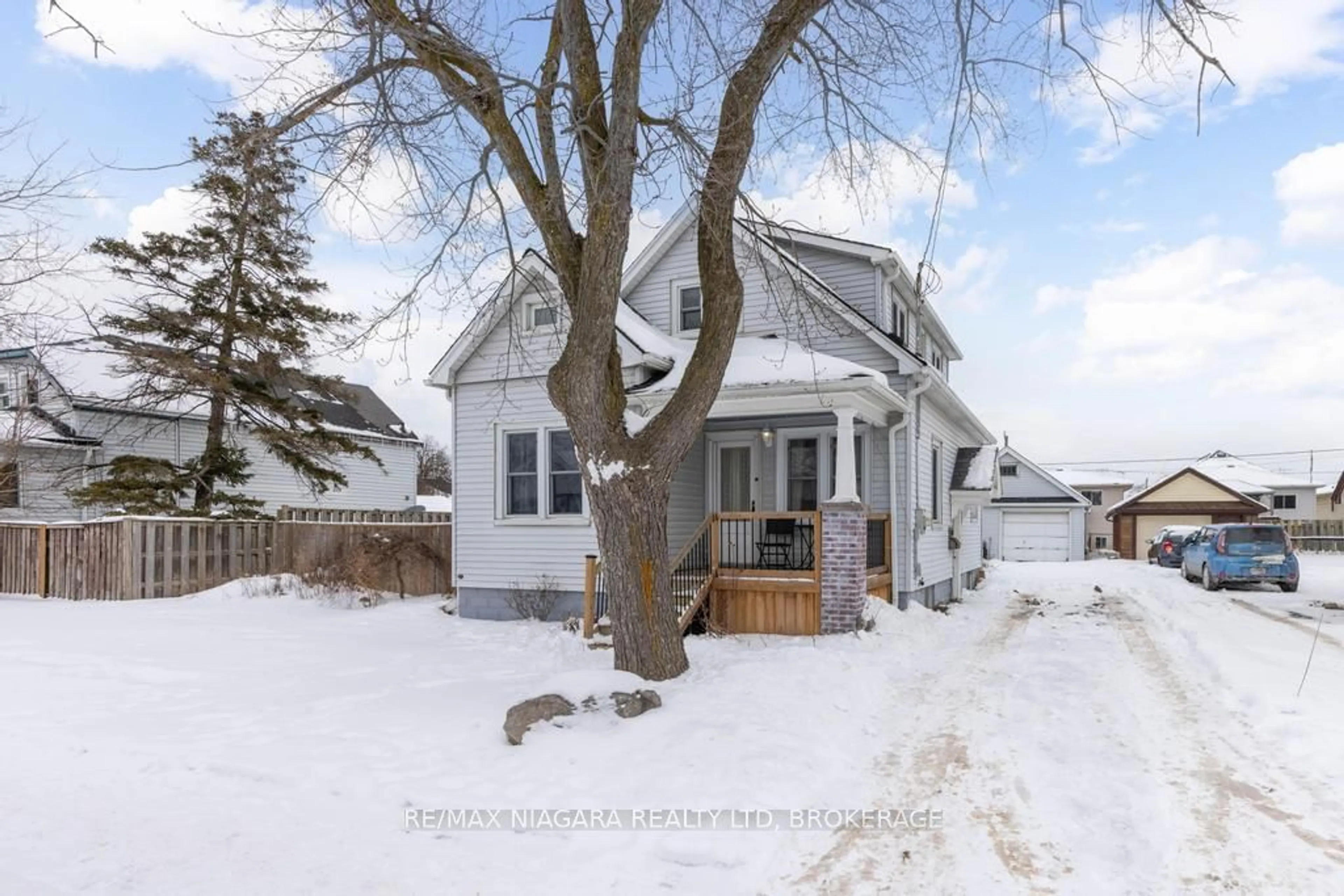 A pic from outside/outdoor area/front of a property/back of a property/a pic from drone, street for 221 Wright St, Welland Ontario L3B 2K4