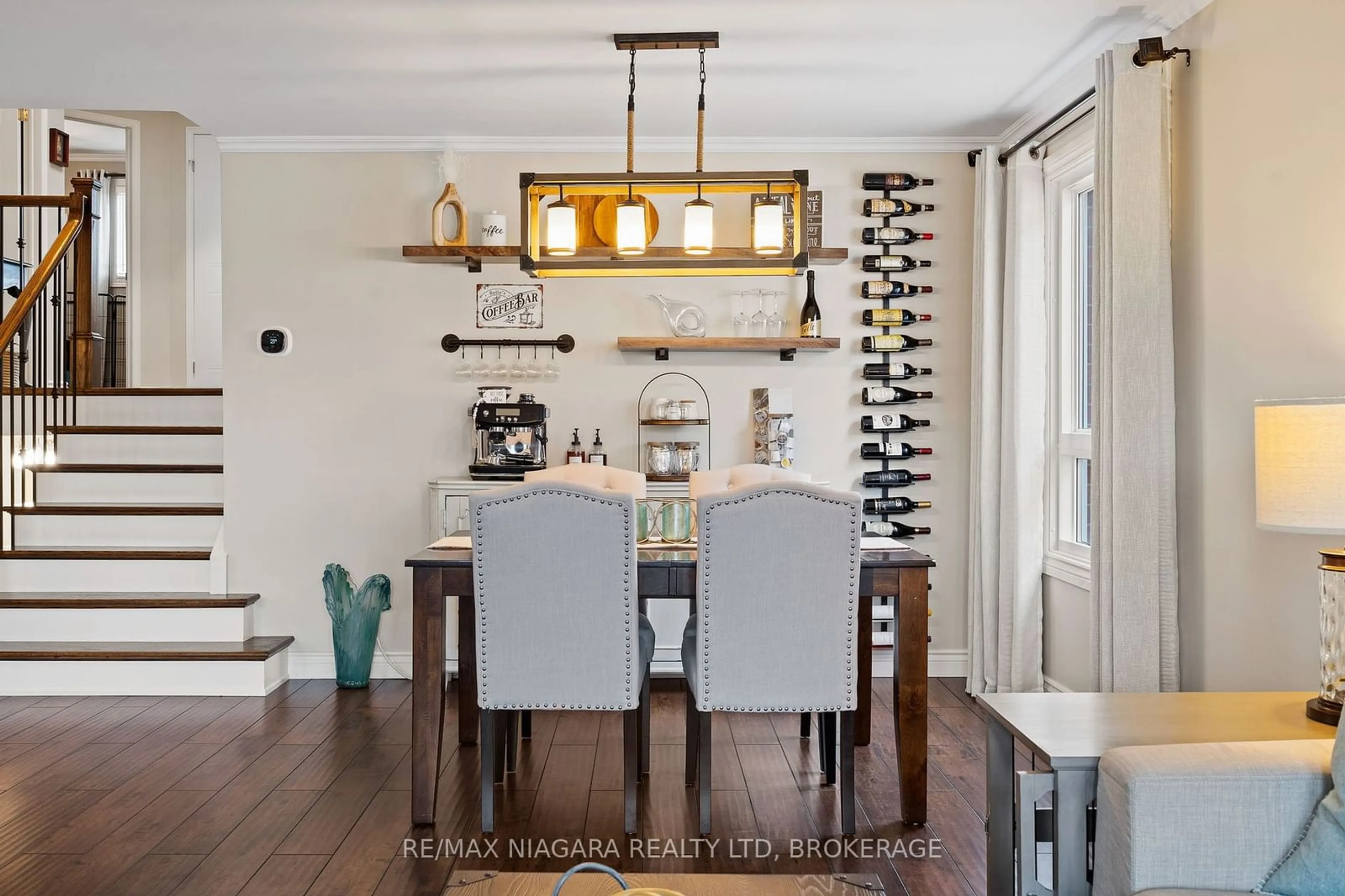 Dining room, wood/laminate floor for 107 Westland St, St. Catharines Ontario L2S 3X6