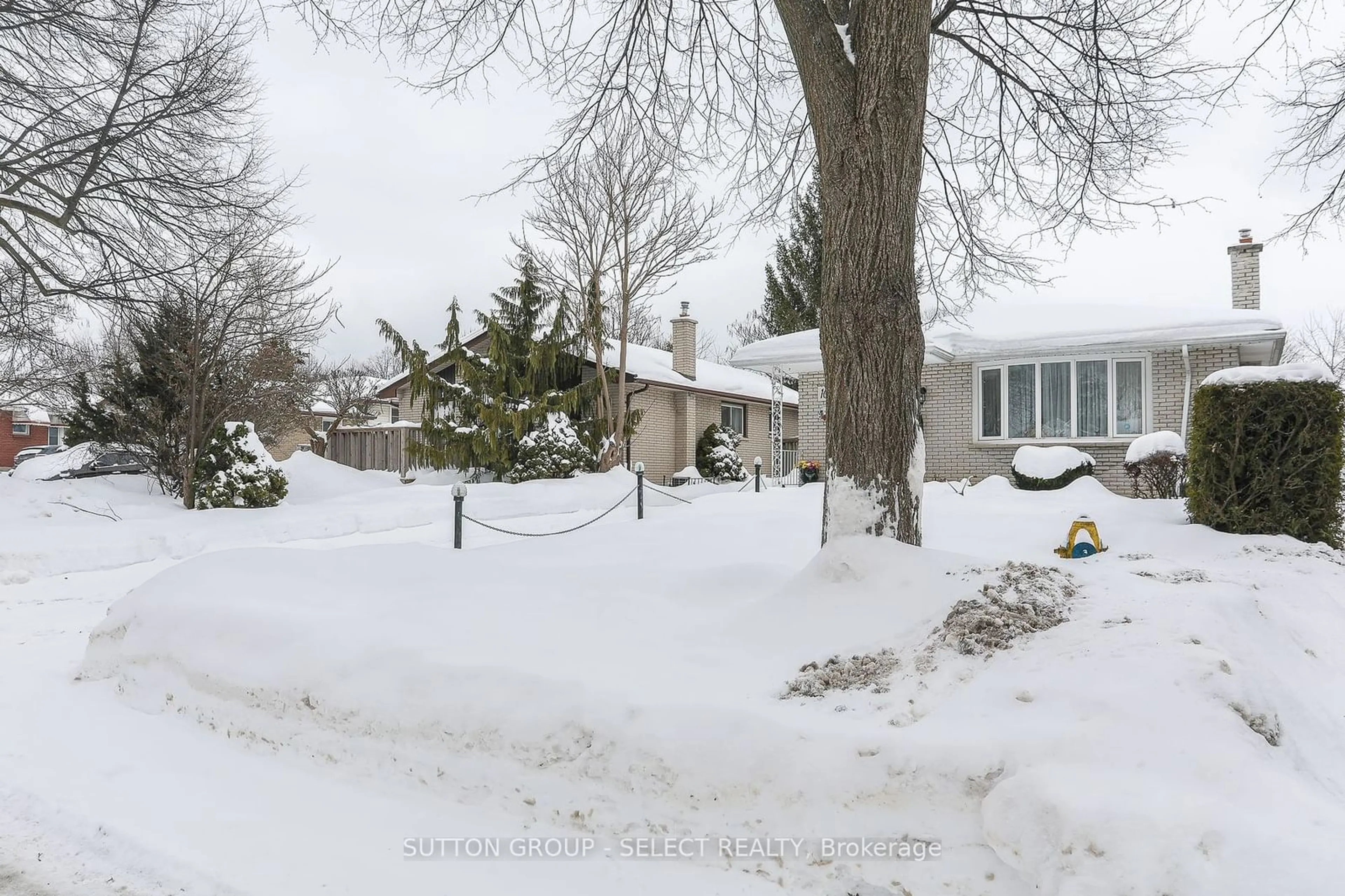 A pic from outside/outdoor area/front of a property/back of a property/a pic from drone, street for 16 Kintail Cres, London Ontario N6E 1J5