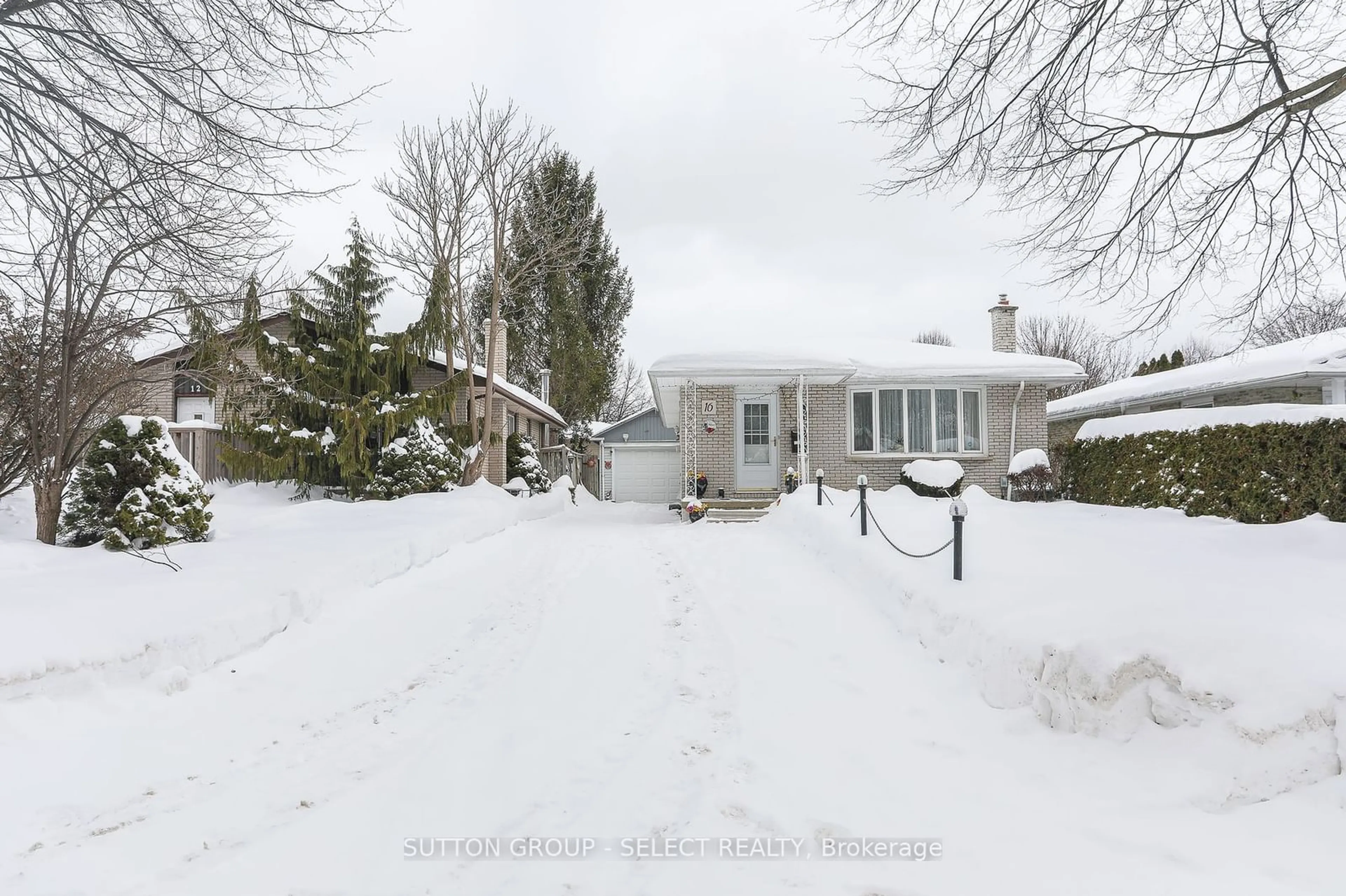 A pic from outside/outdoor area/front of a property/back of a property/a pic from drone, street for 16 Kintail Cres, London Ontario N6E 1J5