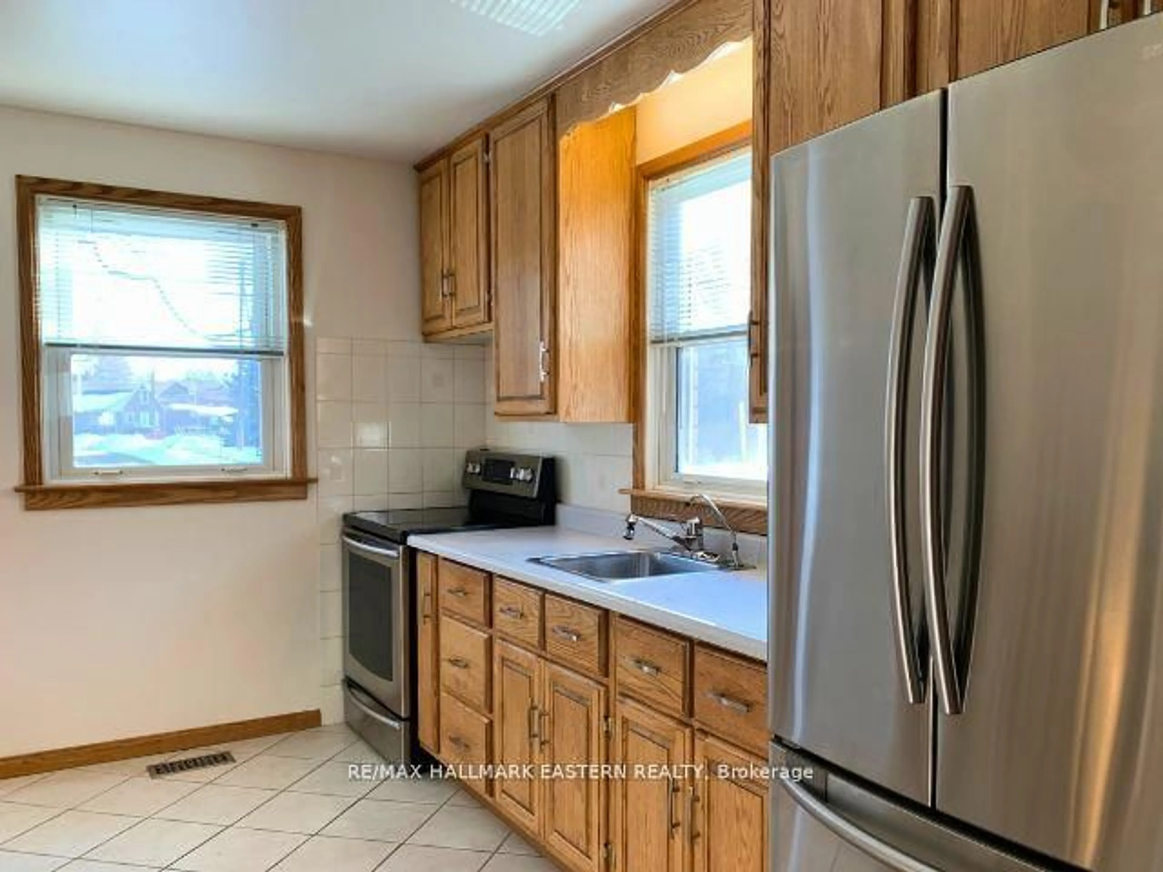 Standard kitchen, ceramic/tile floor for 531 MONAGHAN Rd, Peterborough Ontario K9J 5H6