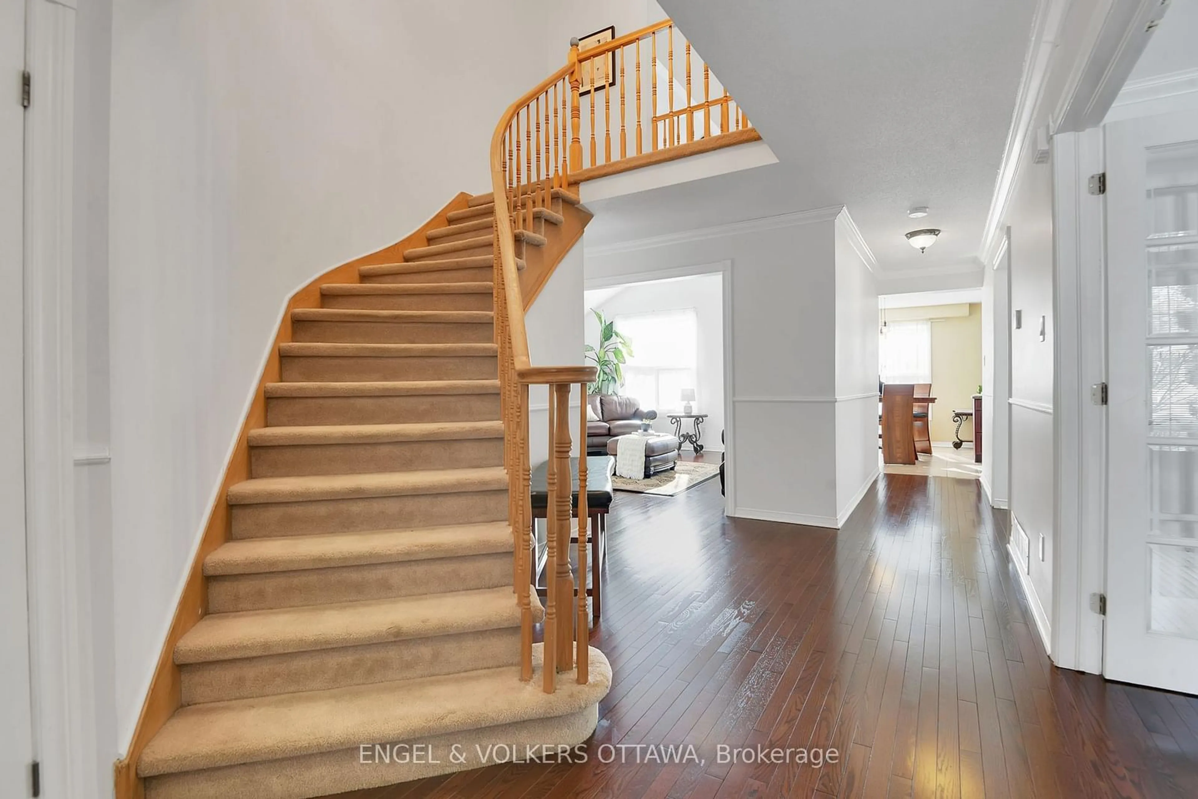 Indoor entryway for 33 Morgan's Grant Way, Kanata Ontario K2K 2G2