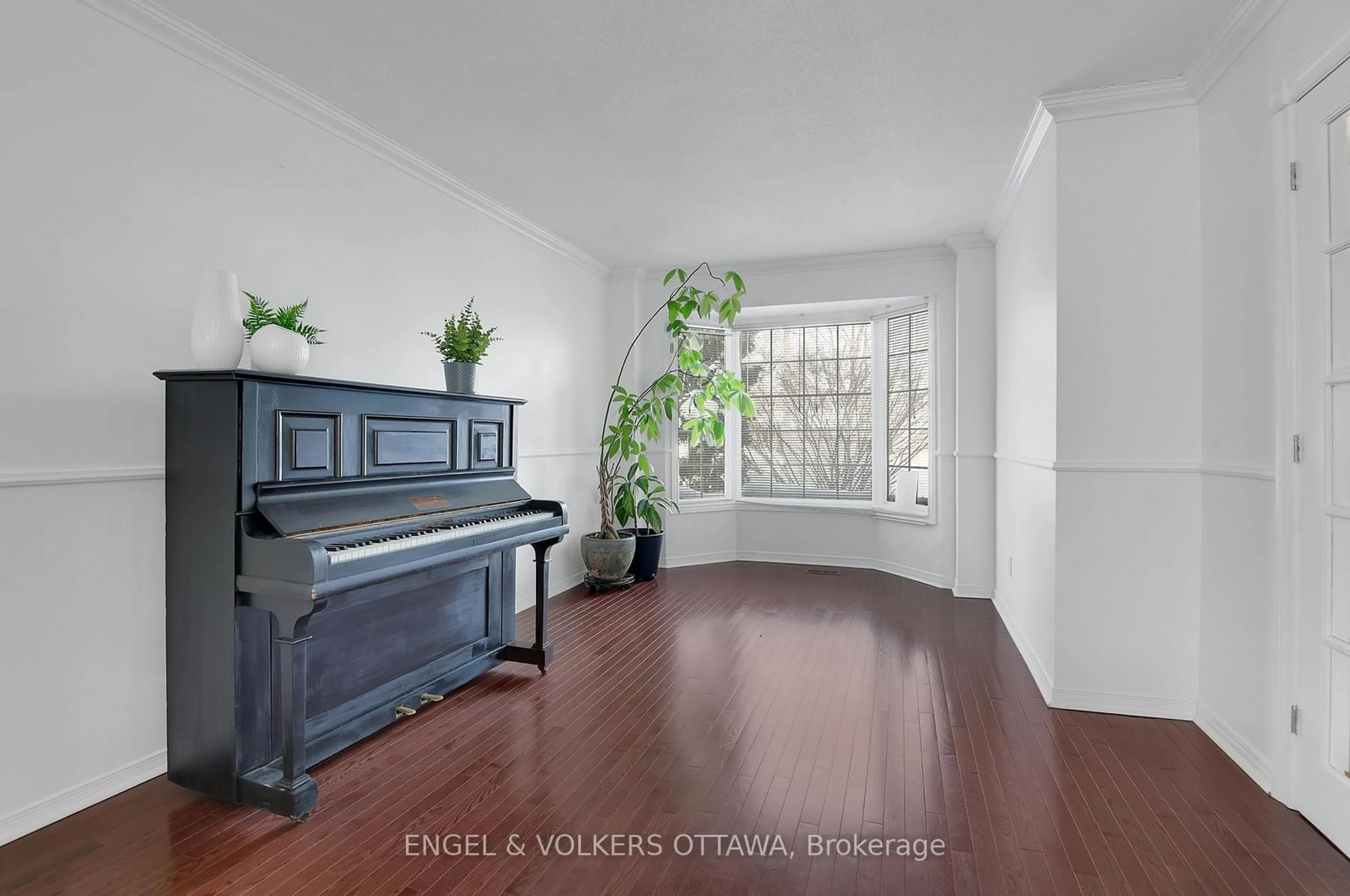 Indoor entryway for 33 Morgan's Grant Way, Kanata Ontario K2K 2G2