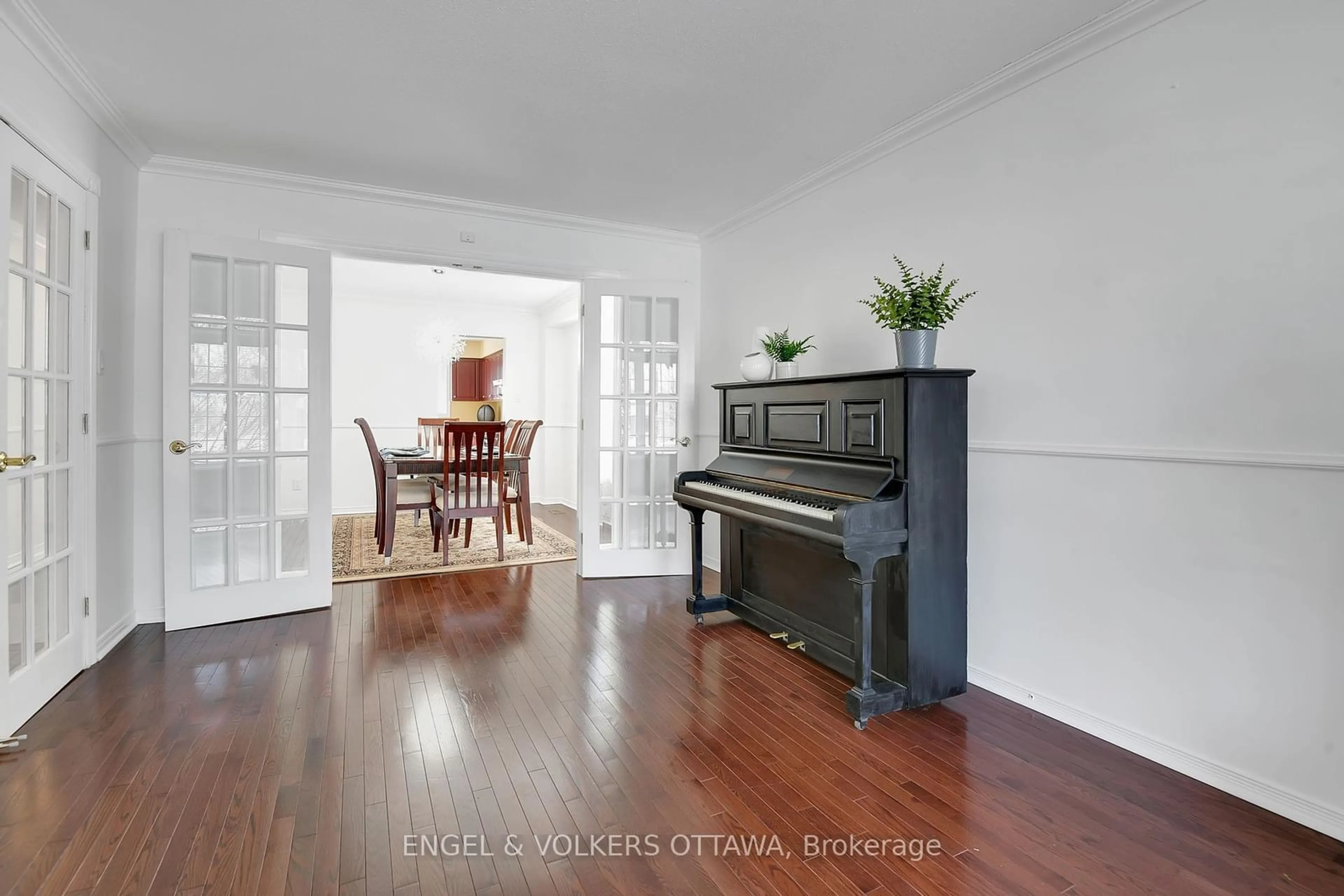 Indoor foyer for 33 Morgan's Grant Way, Kanata Ontario K2K 2G2