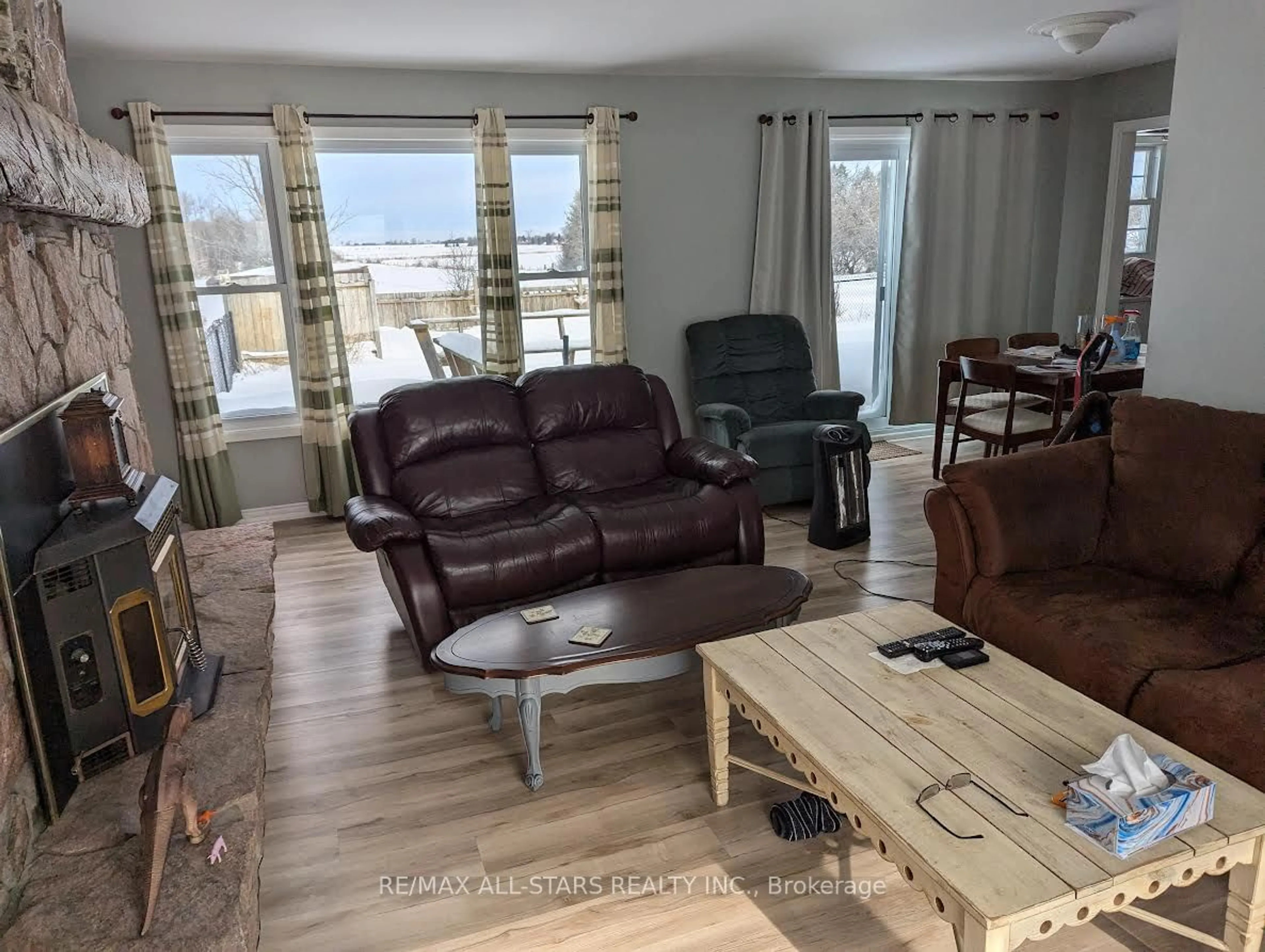 Living room with furniture, wood/laminate floor for 171 Mustang Dr, Kawartha Lakes Ontario K9V 4R3