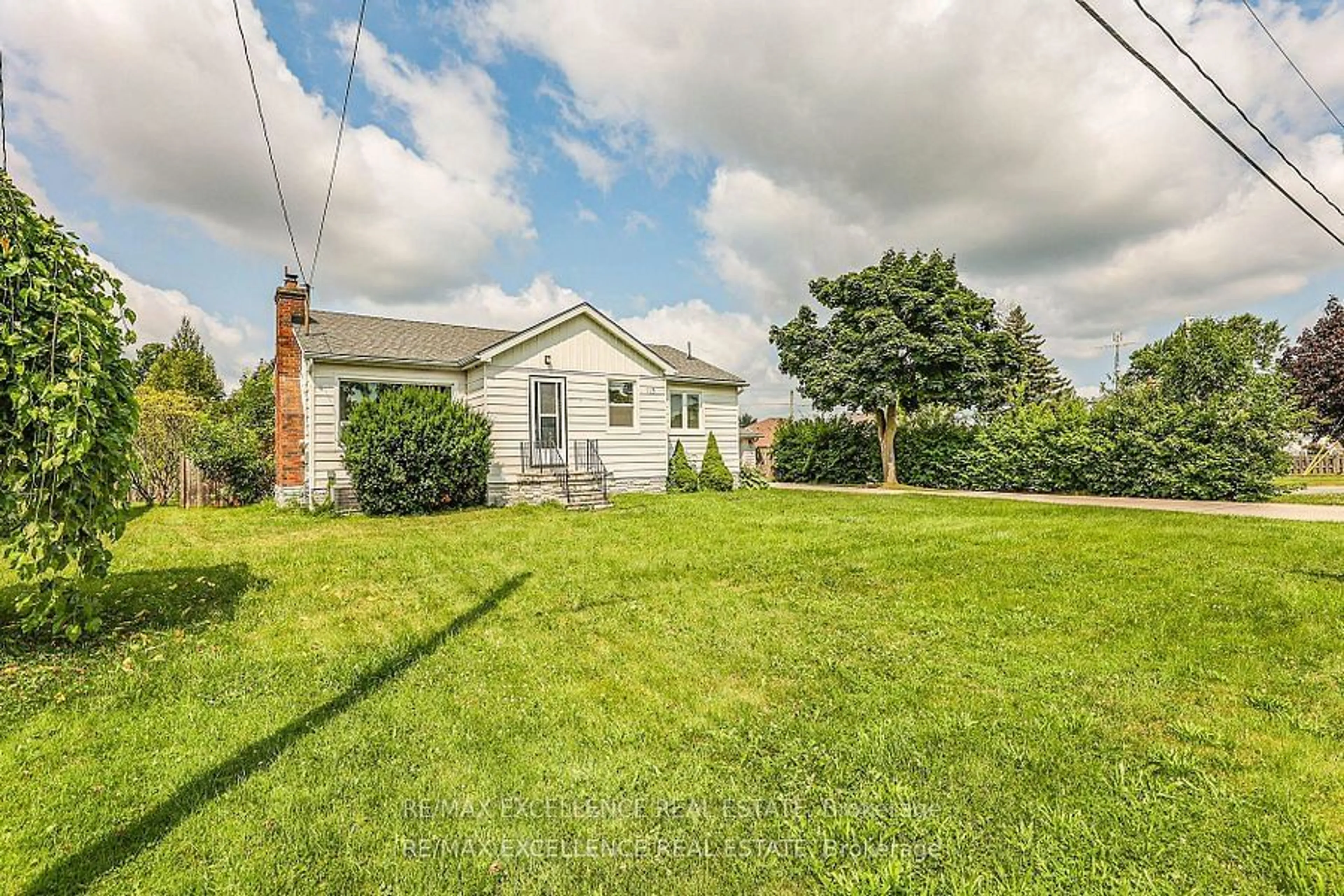 A pic from outside/outdoor area/front of a property/back of a property/a pic from drone, street for 115 Carlton Ave, Welland Ontario L3C 1R2