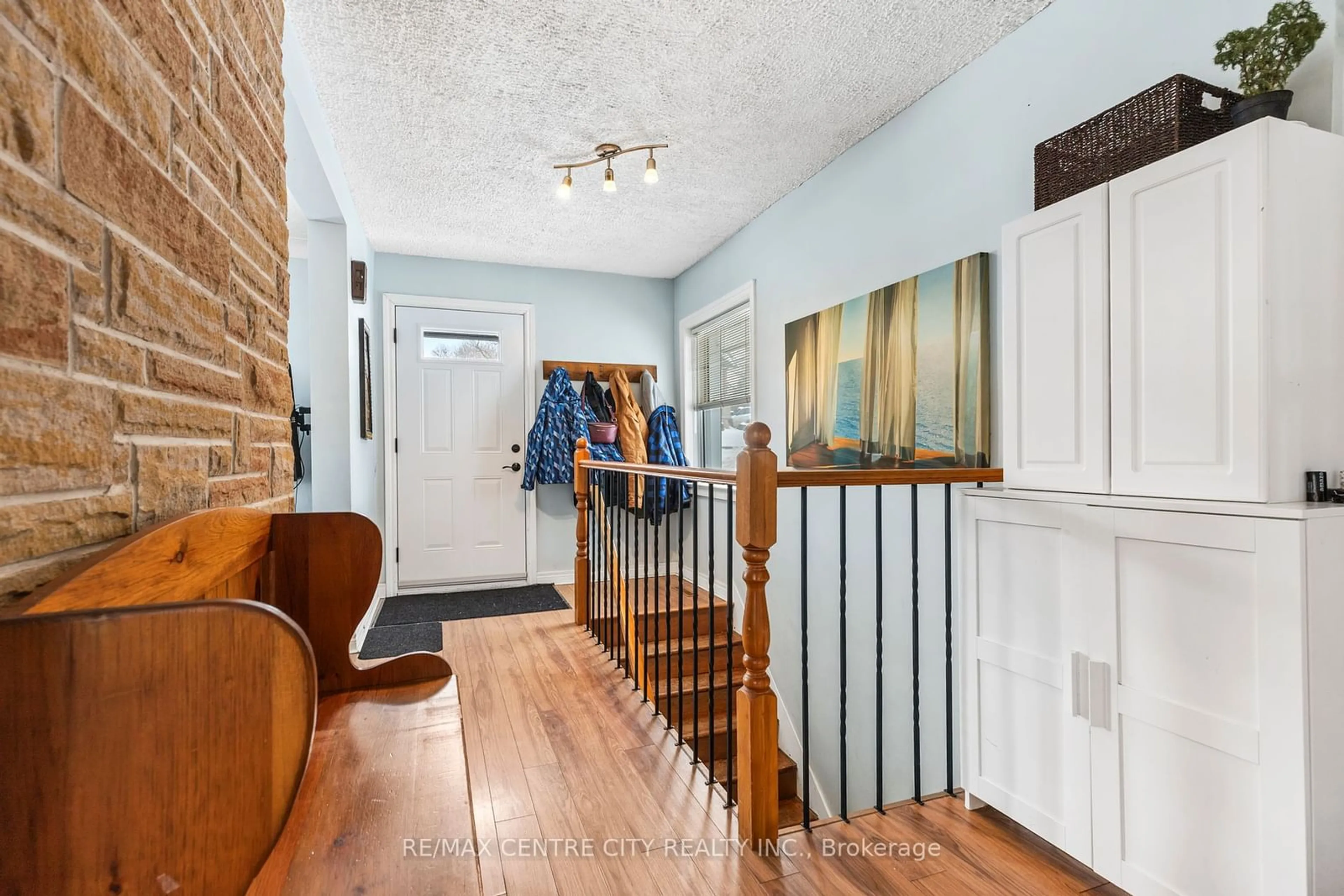 Indoor entryway for 8 Woodland Rd, Central Elgin Ontario N5P 1P2