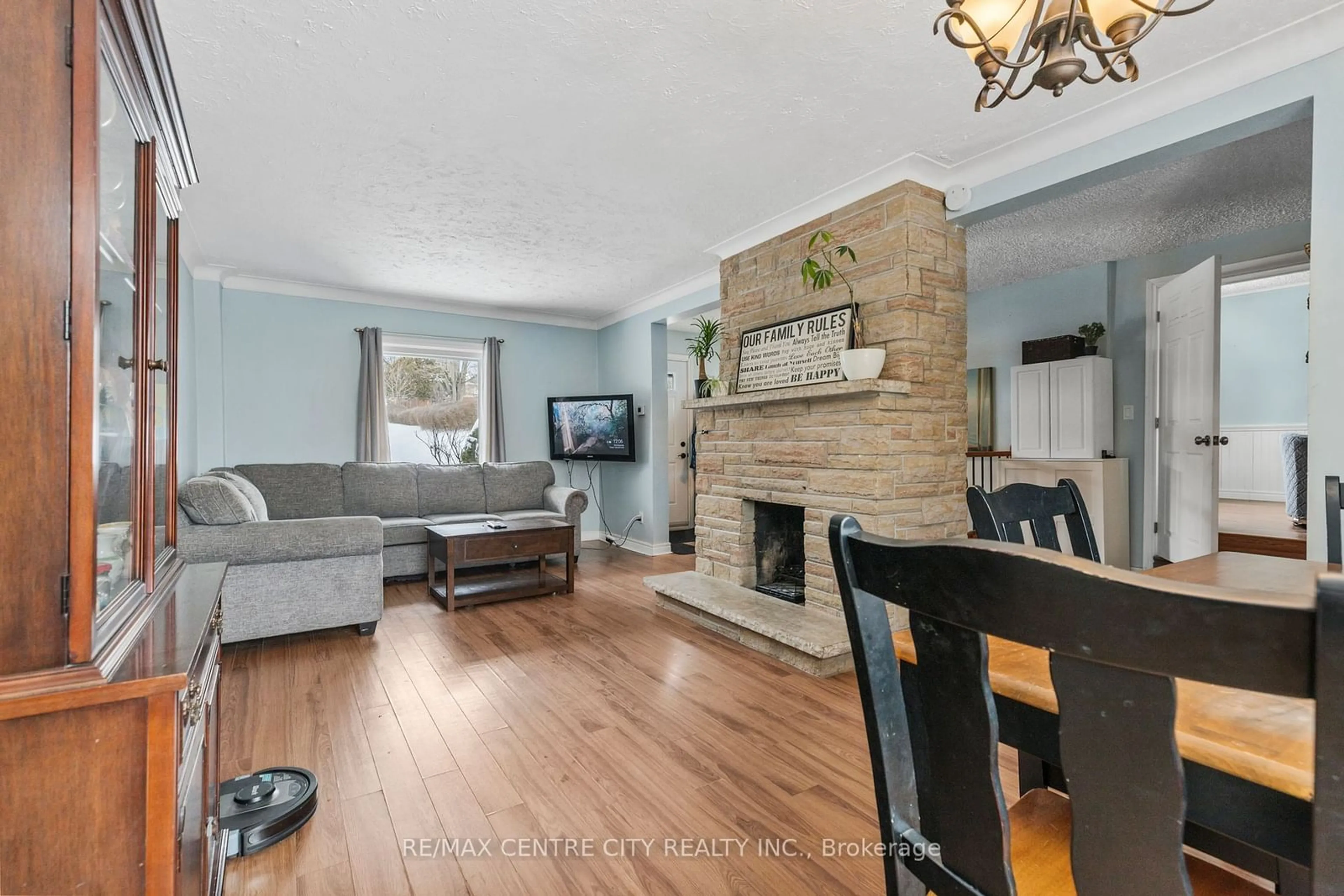 Living room with furniture, unknown for 8 Woodland Rd, Central Elgin Ontario N5P 1P2