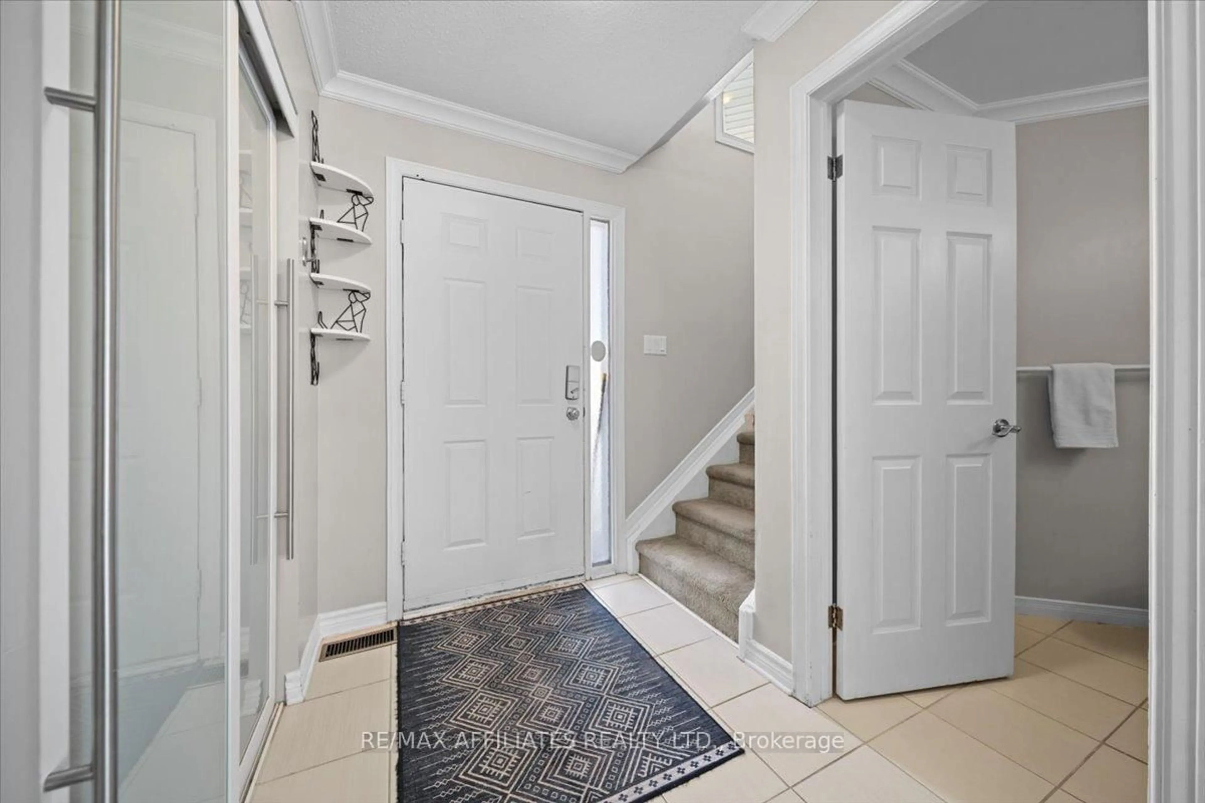 Indoor entryway for 88 Royal Oak Crt, Hunt Club - South Keys and Area Ontario K1T 3P1