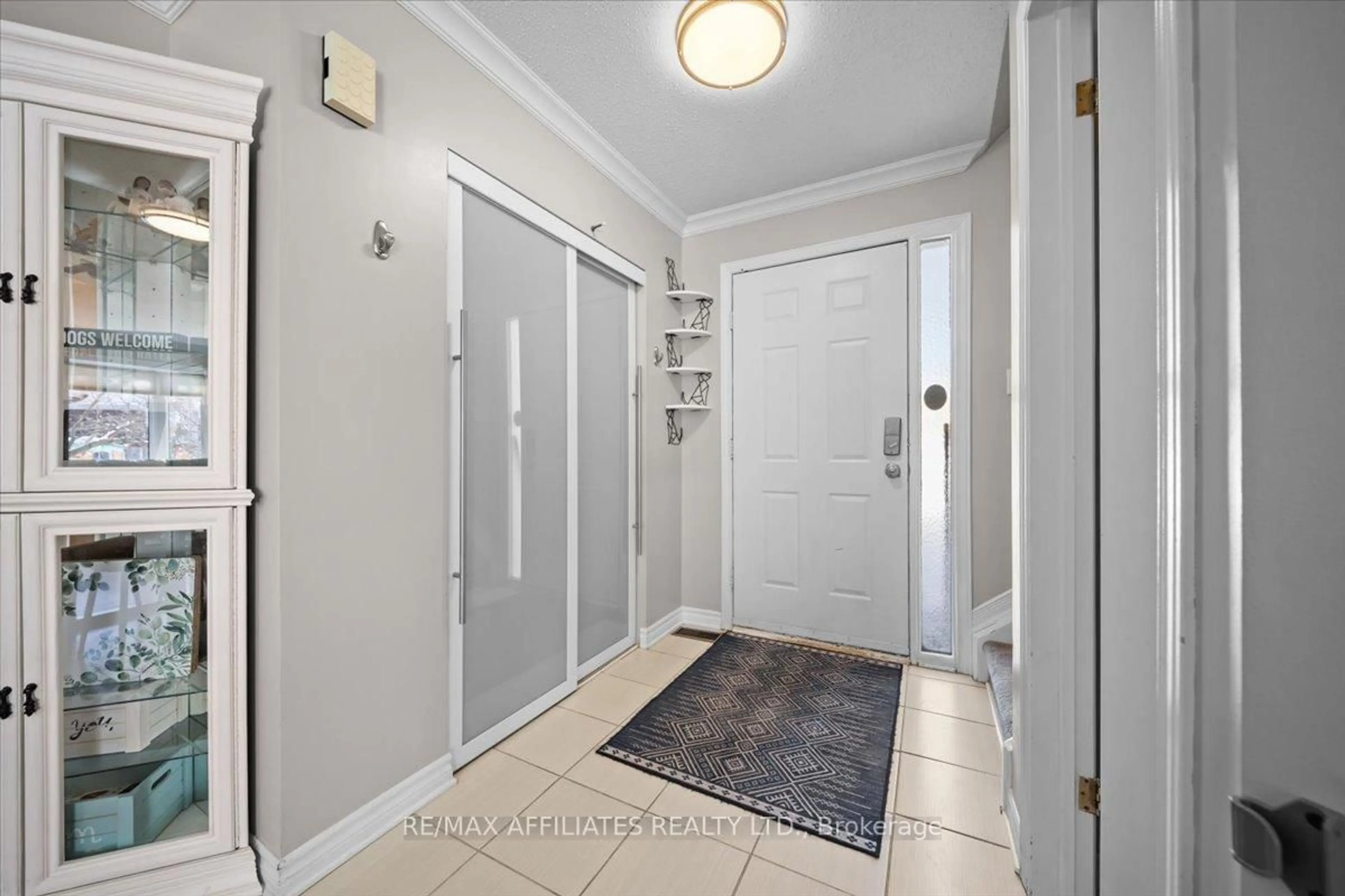 Indoor entryway for 88 Royal Oak Crt, Hunt Club - South Keys and Area Ontario K1T 3P1