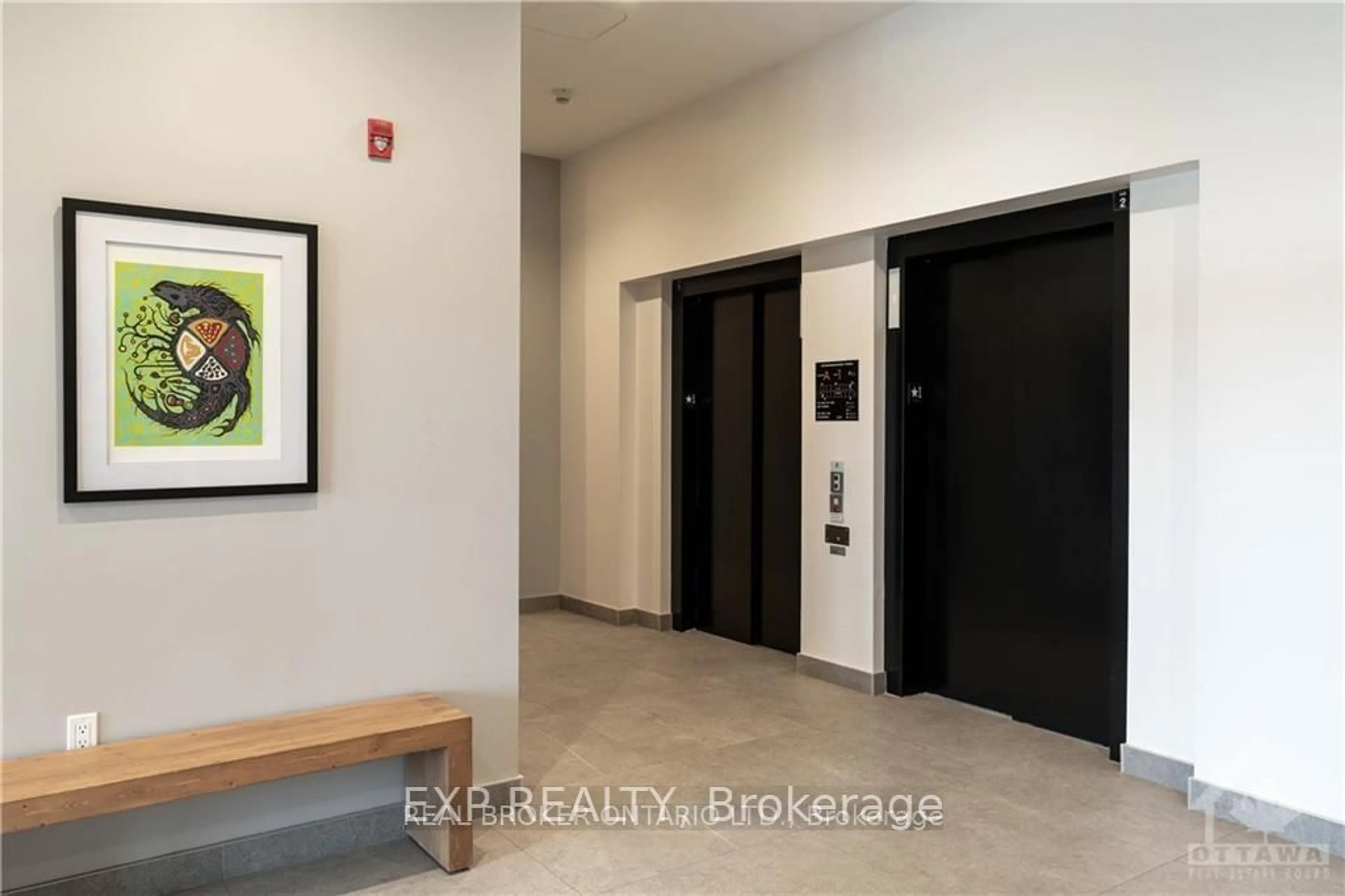 Indoor entryway for 1350 HEMLOCK St #209, Manor Park - Cardinal Glen and Area Ontario K1K 5C2