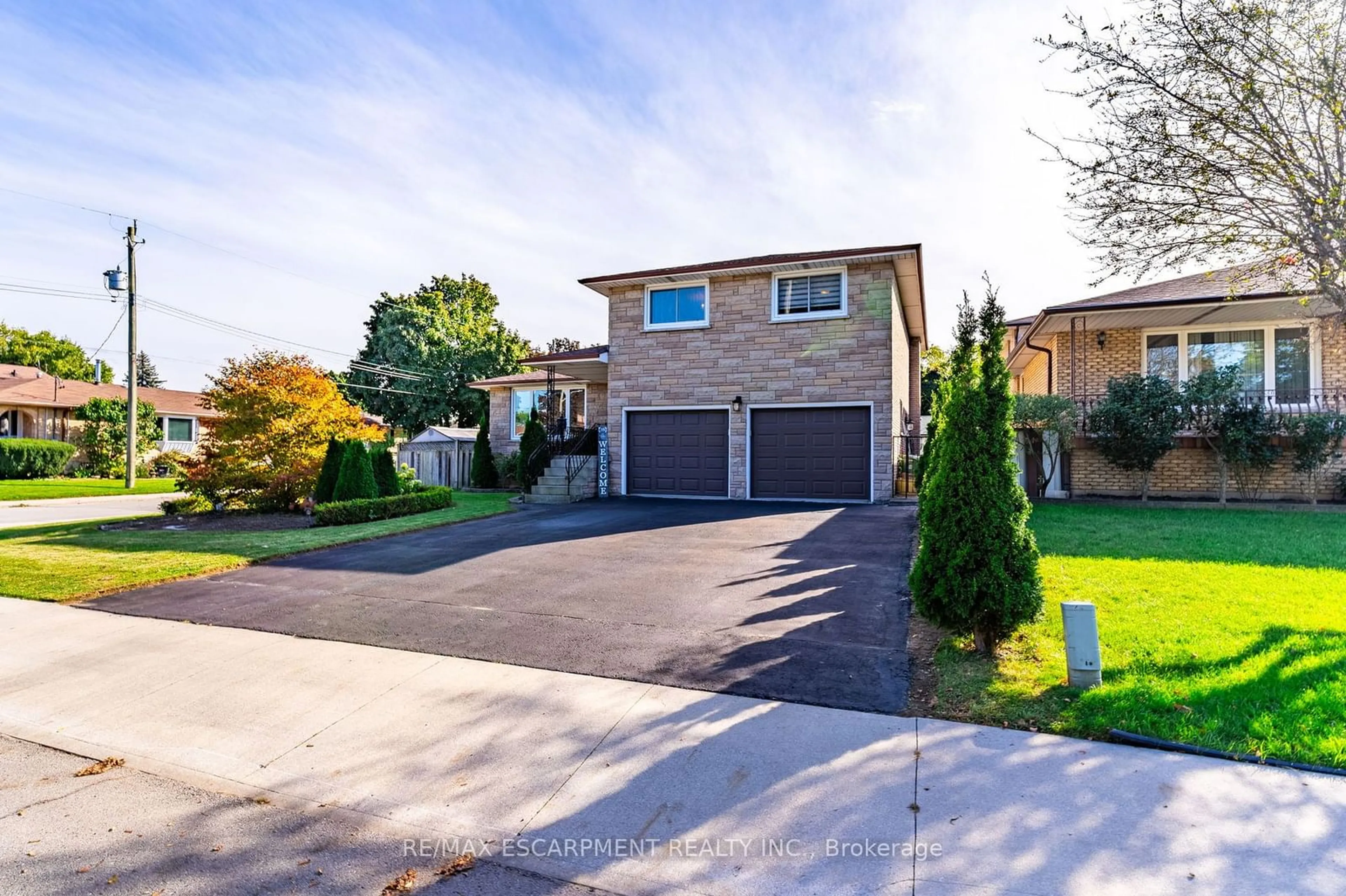 A pic from outside/outdoor area/front of a property/back of a property/a pic from drone, street for 59 REGENT Ave, Hamilton Ontario L9G 1T1