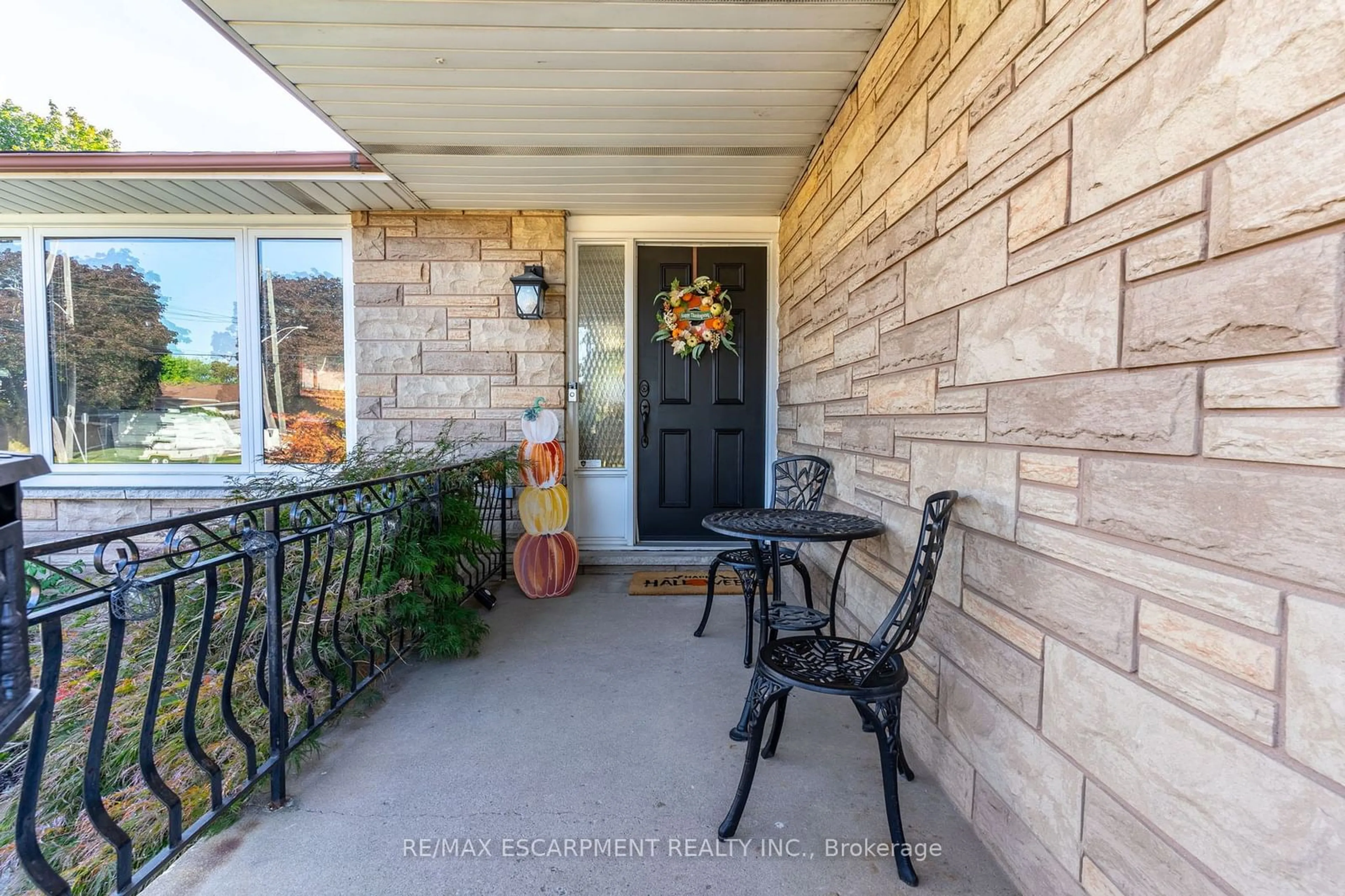 Indoor entryway for 59 REGENT Ave, Hamilton Ontario L9G 1T1