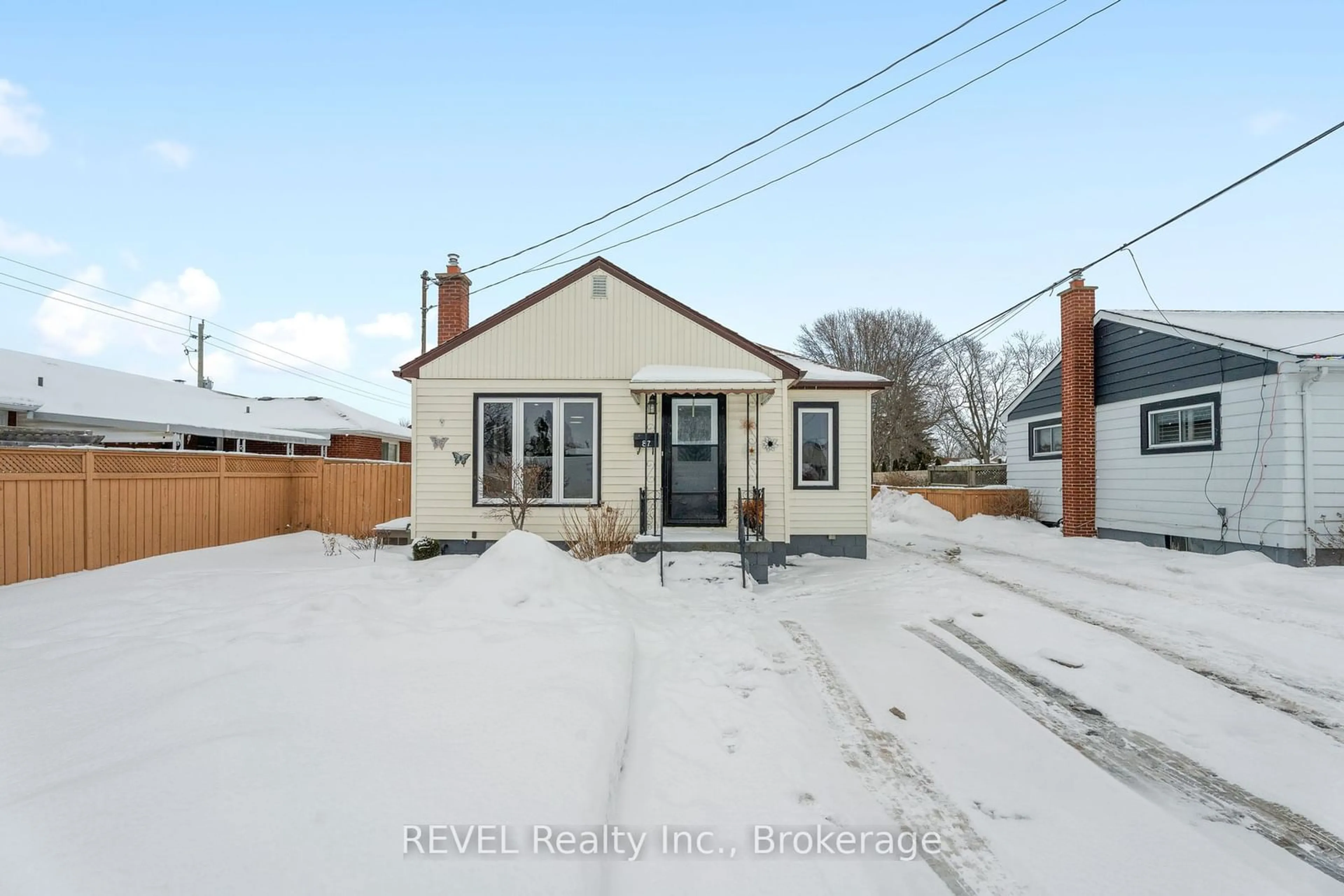 A pic from outside/outdoor area/front of a property/back of a property/a pic from drone, street for 87 Torrance Cres, Fort Erie Ontario L2A 2B8