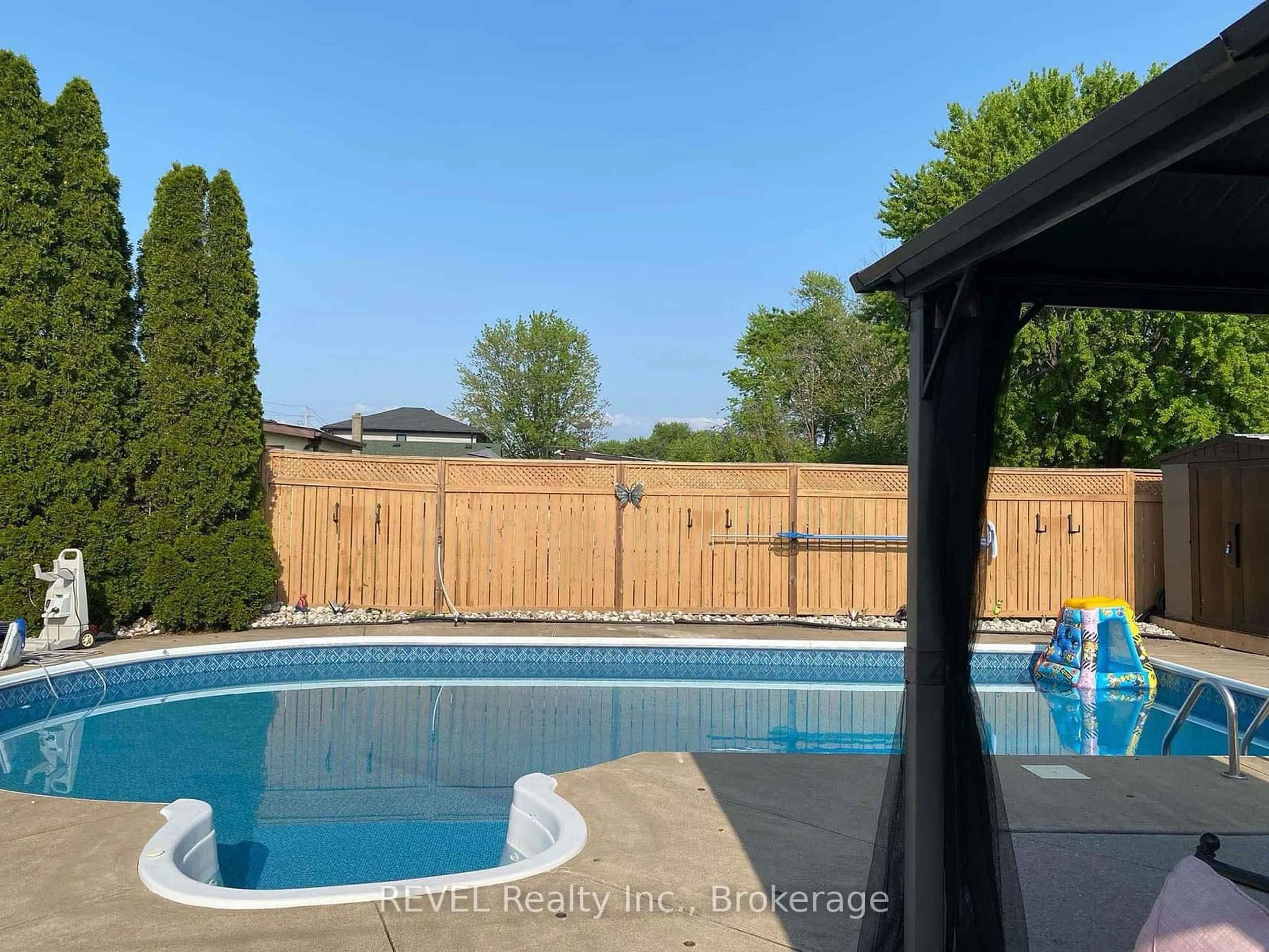 A pic from outside/outdoor area/front of a property/back of a property/a pic from drone, water/lake/river/ocean view for 87 Torrance Cres, Fort Erie Ontario L2A 2B8