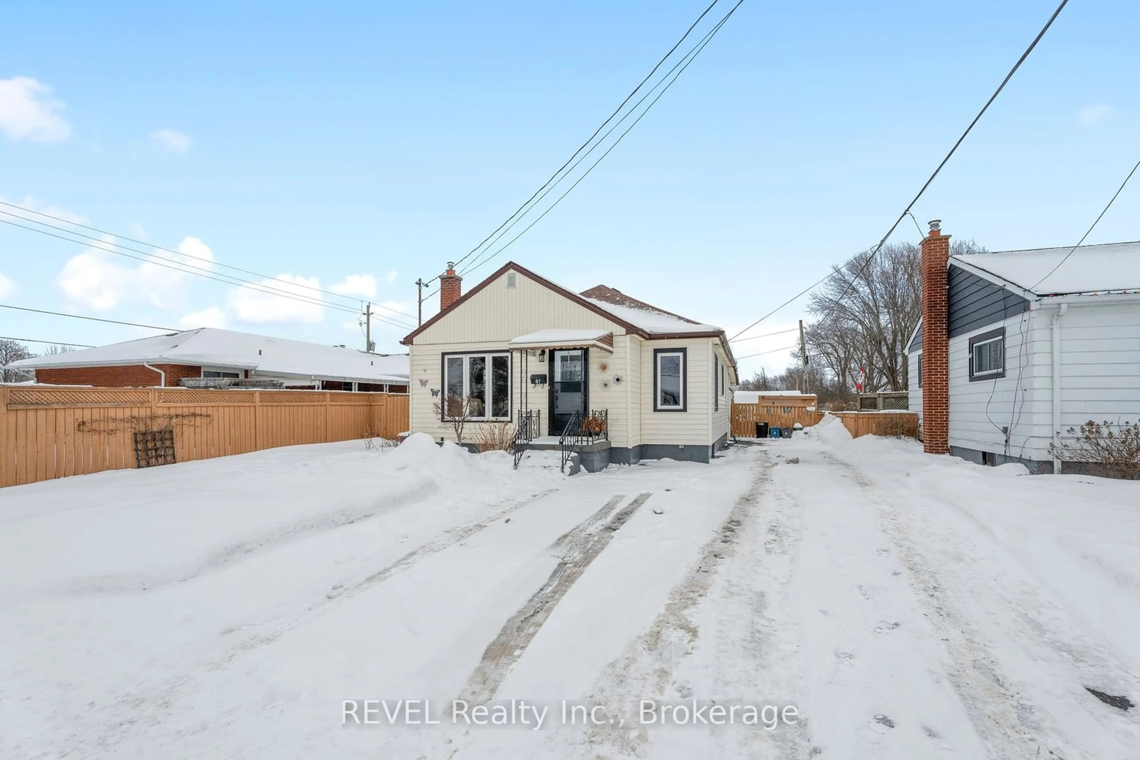 A pic from outside/outdoor area/front of a property/back of a property/a pic from drone, street for 87 Torrance Cres, Fort Erie Ontario L2A 2B8