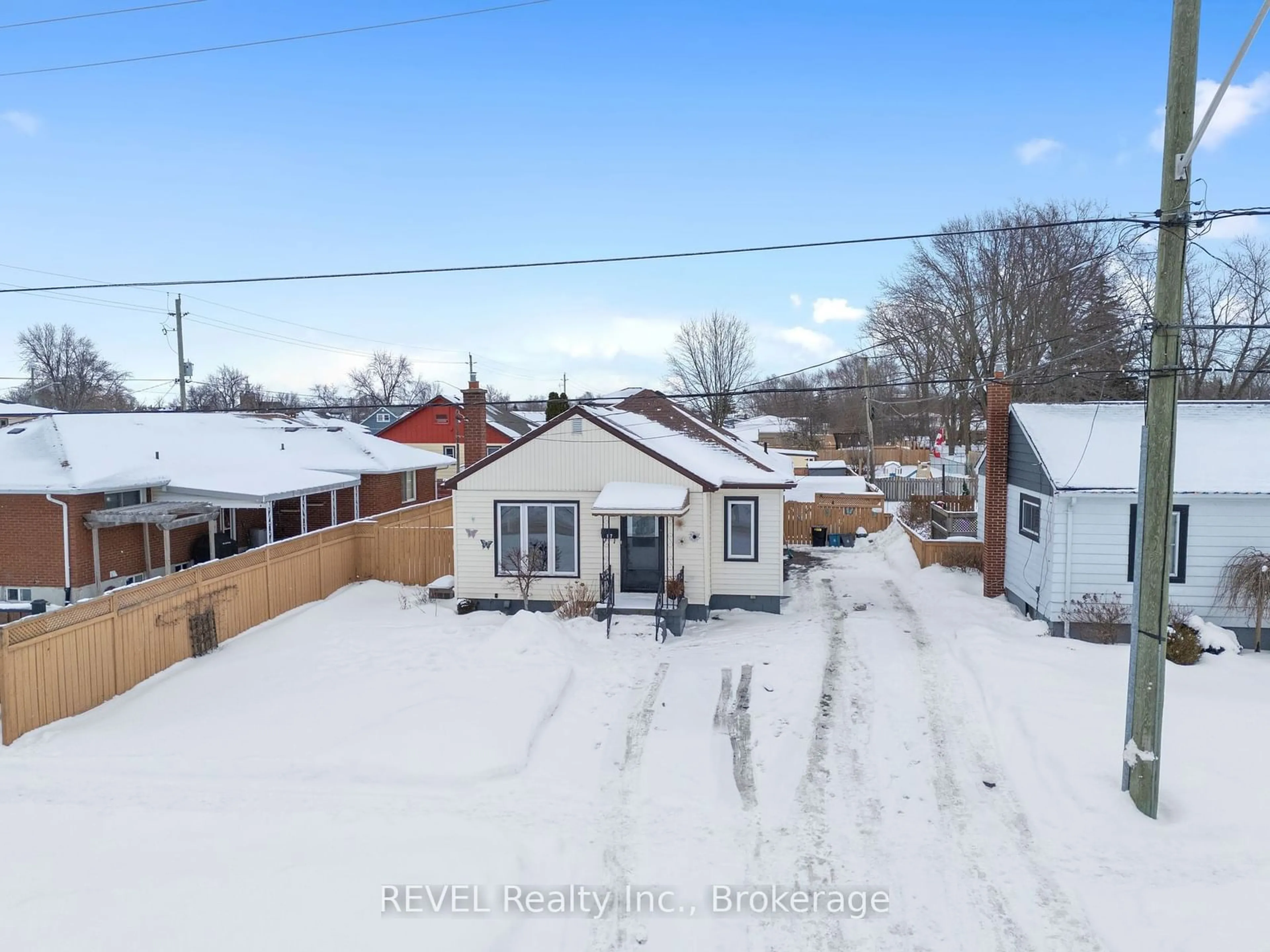 A pic from outside/outdoor area/front of a property/back of a property/a pic from drone, street for 87 Torrance Cres, Fort Erie Ontario L2A 2B8