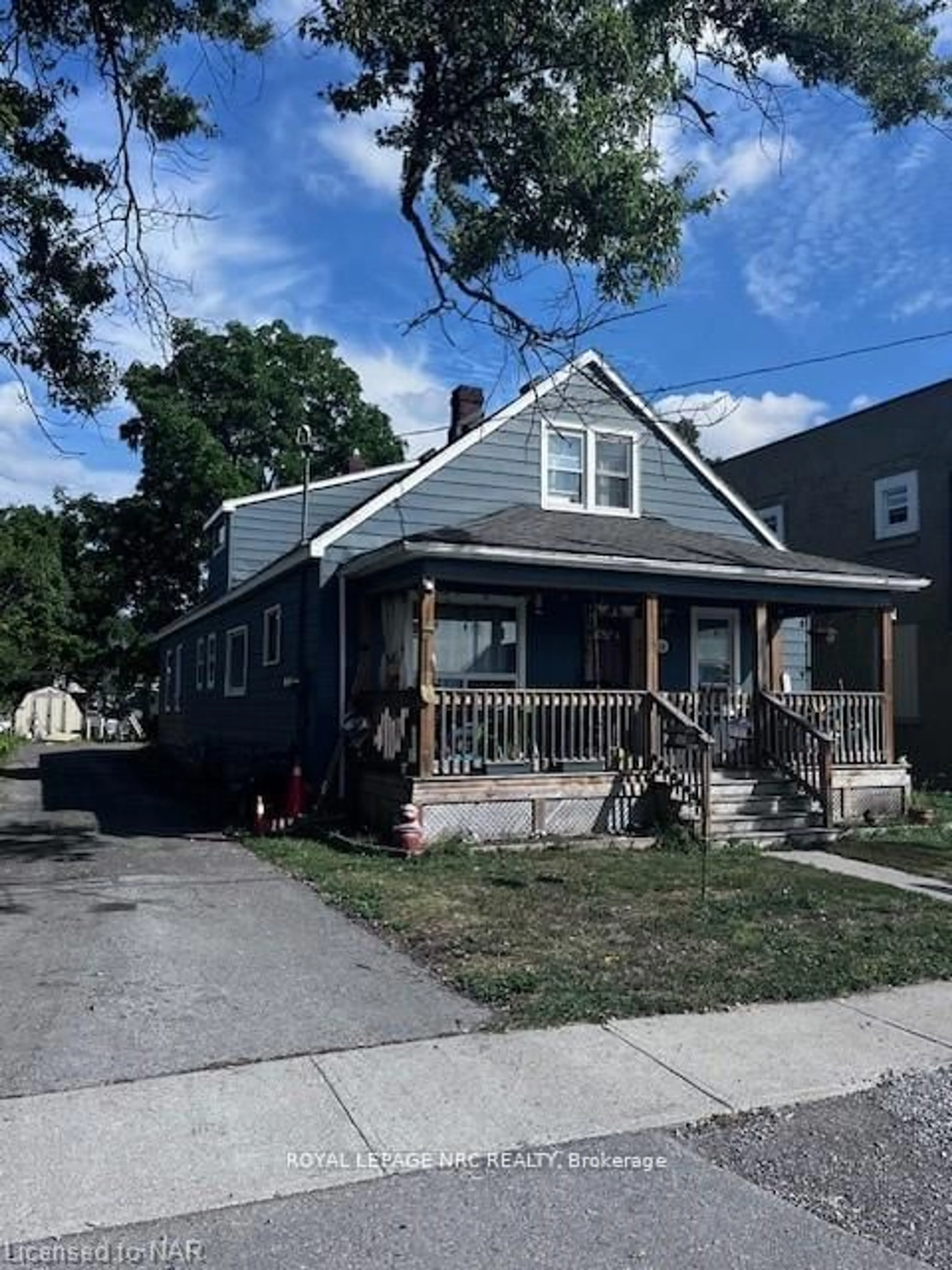 Home with vinyl exterior material, street for 218 Courtwright St, Fort Erie Ontario L2A 2R8