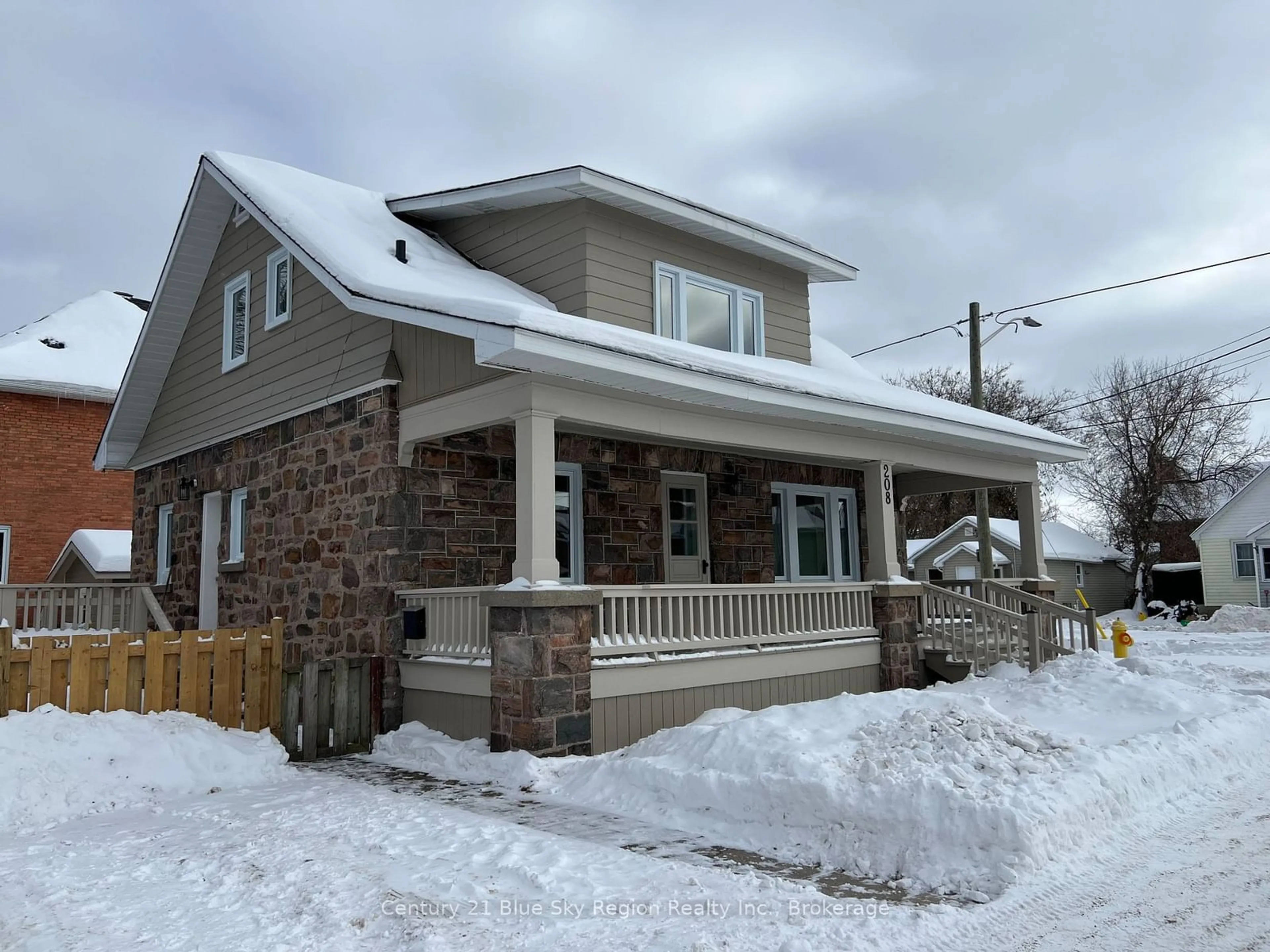 Home with brick exterior material, street for 208 King St, North Bay Ontario P1B 5Z8