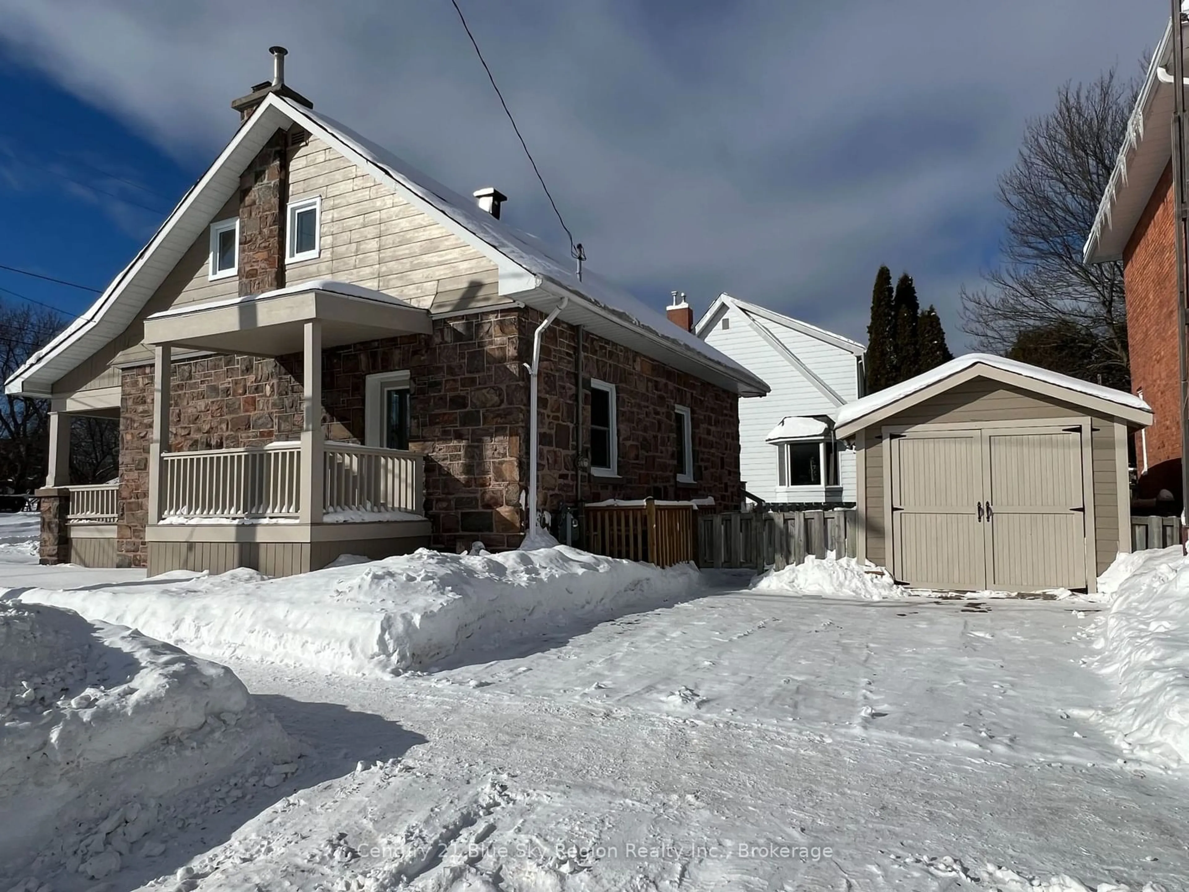 A pic from outside/outdoor area/front of a property/back of a property/a pic from drone, street for 208 King St, North Bay Ontario P1B 5Z8