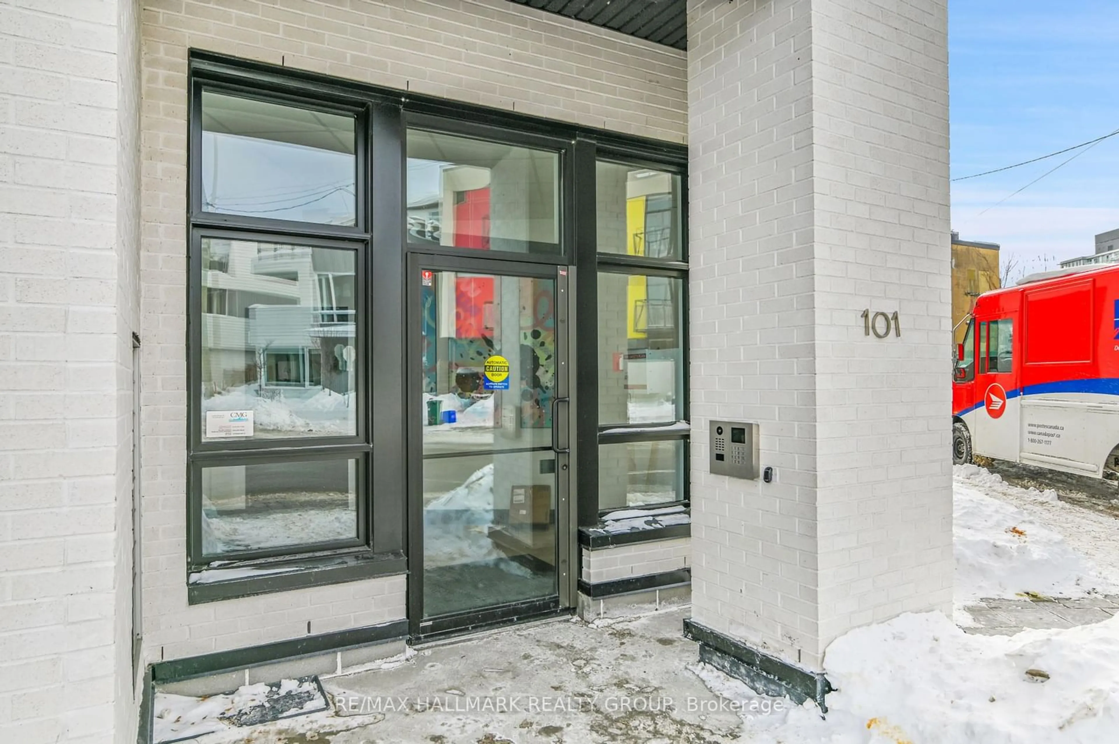 Indoor foyer for 101 Pinhey St #403, West Centre Town Ontario K1Y 1T7