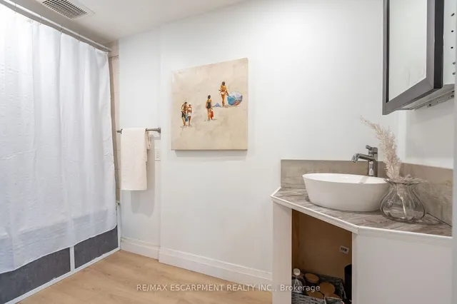 Additional property image - 351 Queensdale Ave